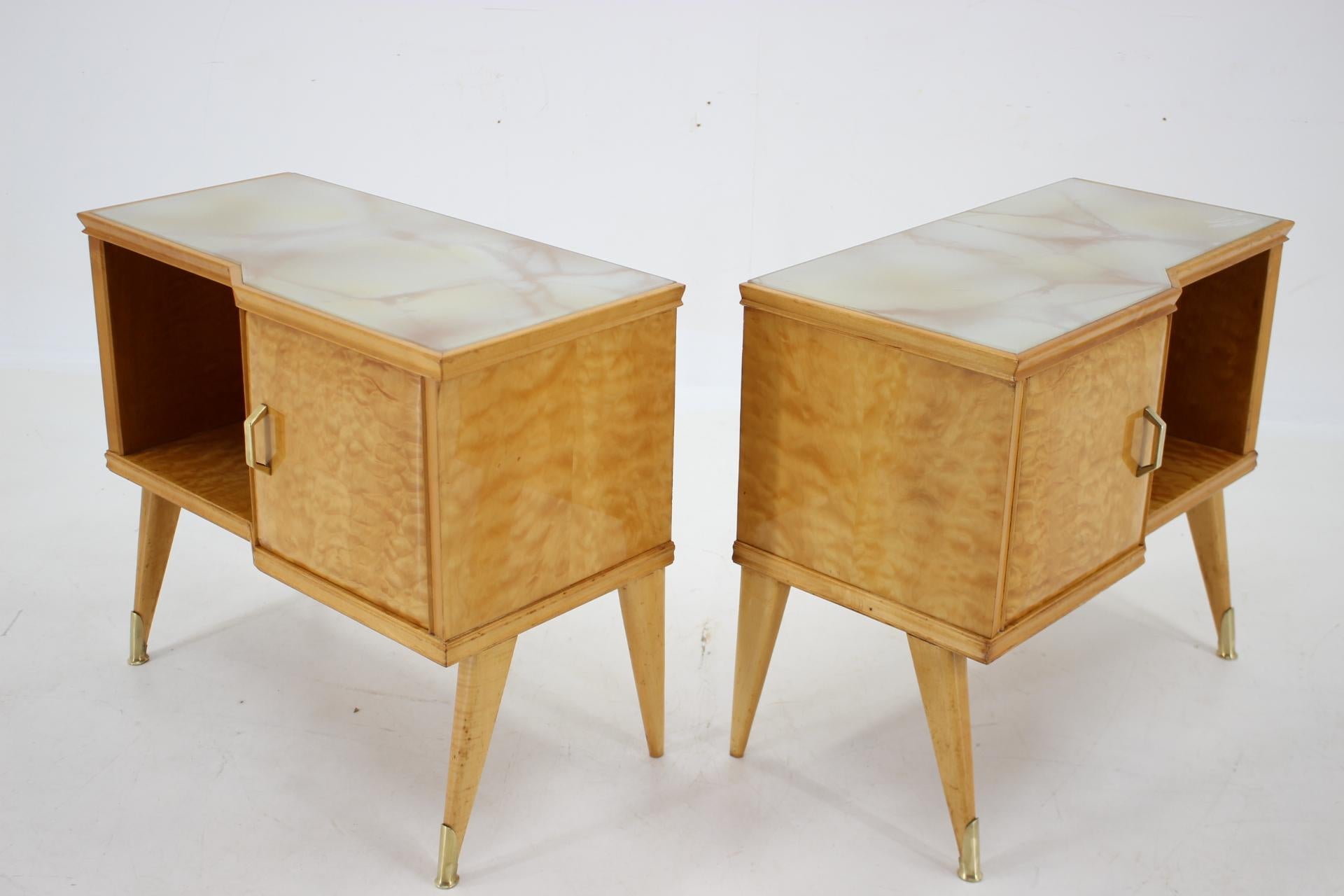Pareja de mesillas de noche italianas de los años 60 en acabado brillante en venta 3