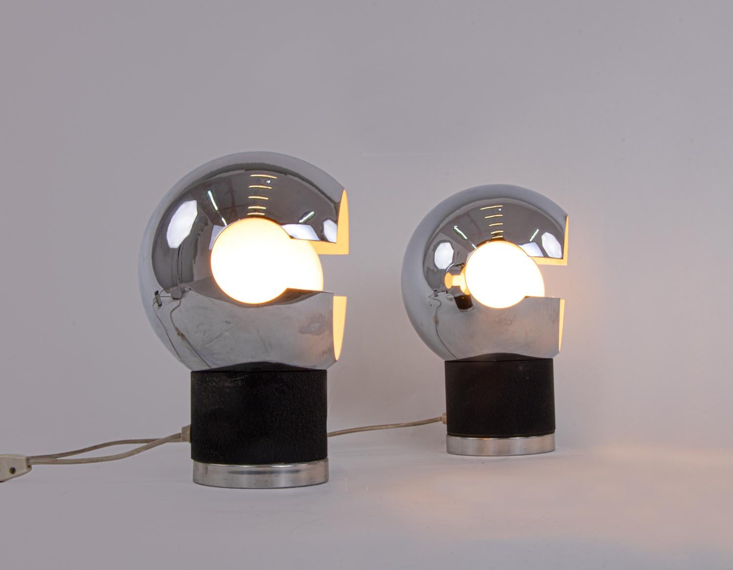 1960s Pair of Italian Mid-Century Modern Space Chrome Globe Table Lamps In Good Condition In Niederdorfelden, Hessen
