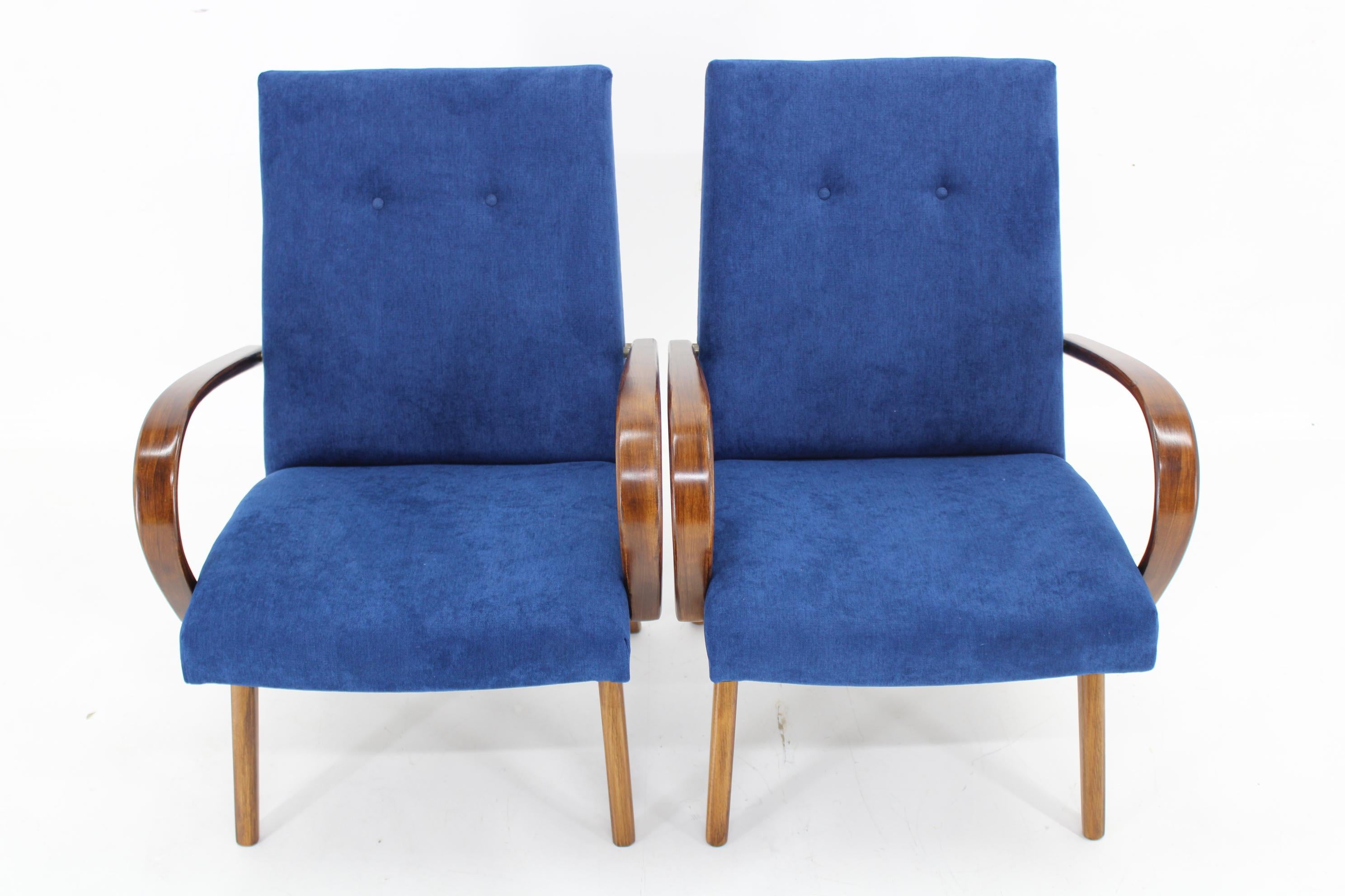 1960s Pair of Jaroslav Smidek Armchairs for TON, Czechoslovakia For Sale 4