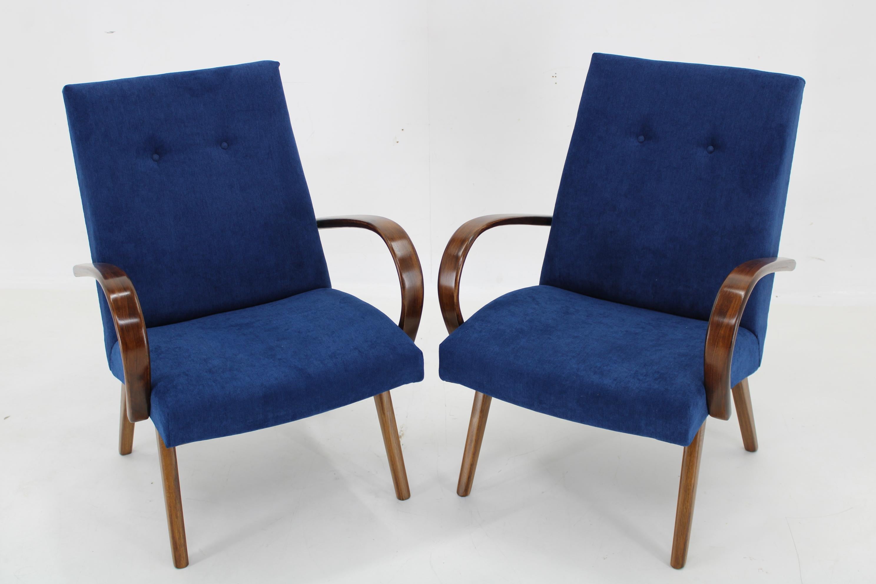 Mid-Century Modern 1960s Pair of Jaroslav Smidek Armchairs for TON, Czechoslovakia For Sale
