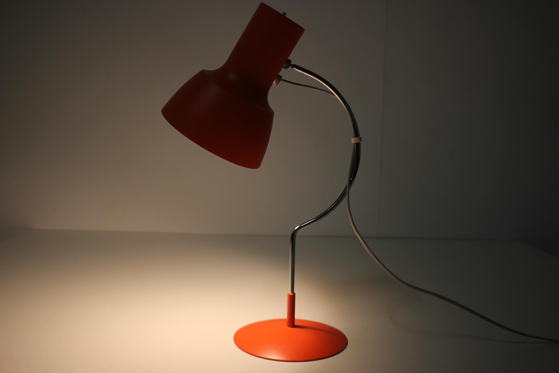 Paire de lampes de bureau rouge orange Josef Hurka des années 1960, Tchécoslovaquie Bon état - En vente à Praha, CZ