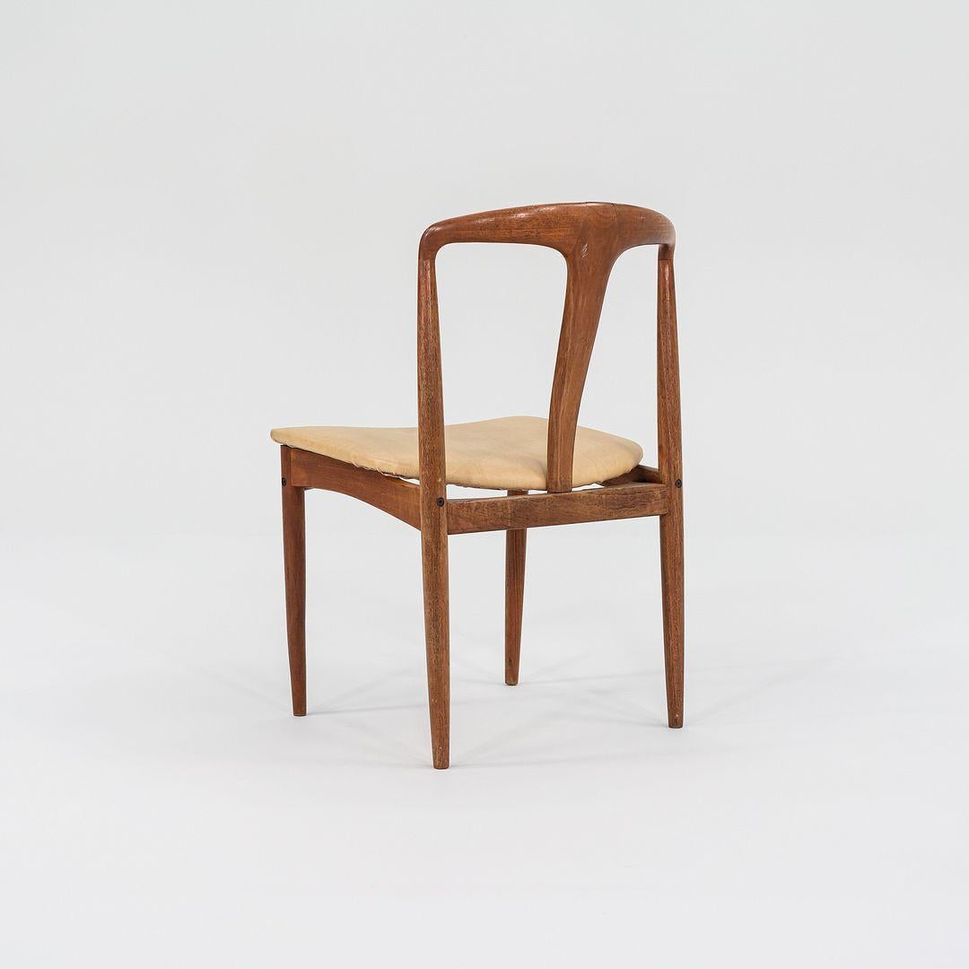 Pareja de sillas de comedor de teca Juliane, años 60, de Johannes Andersen Moderno en venta
