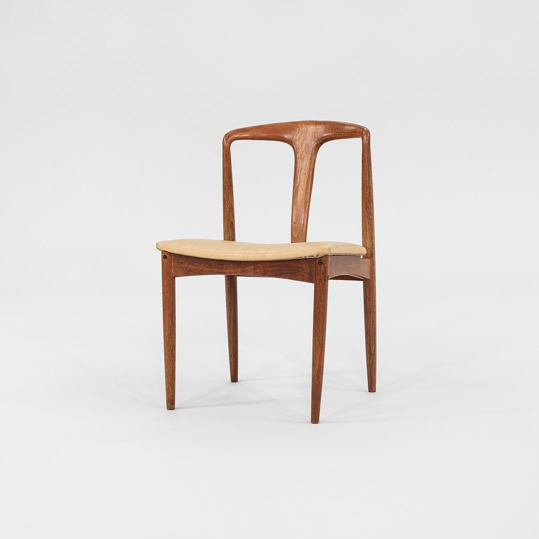 Pareja de sillas de comedor de teca Juliane, años 60, de Johannes Andersen mediados del siglo XX en venta