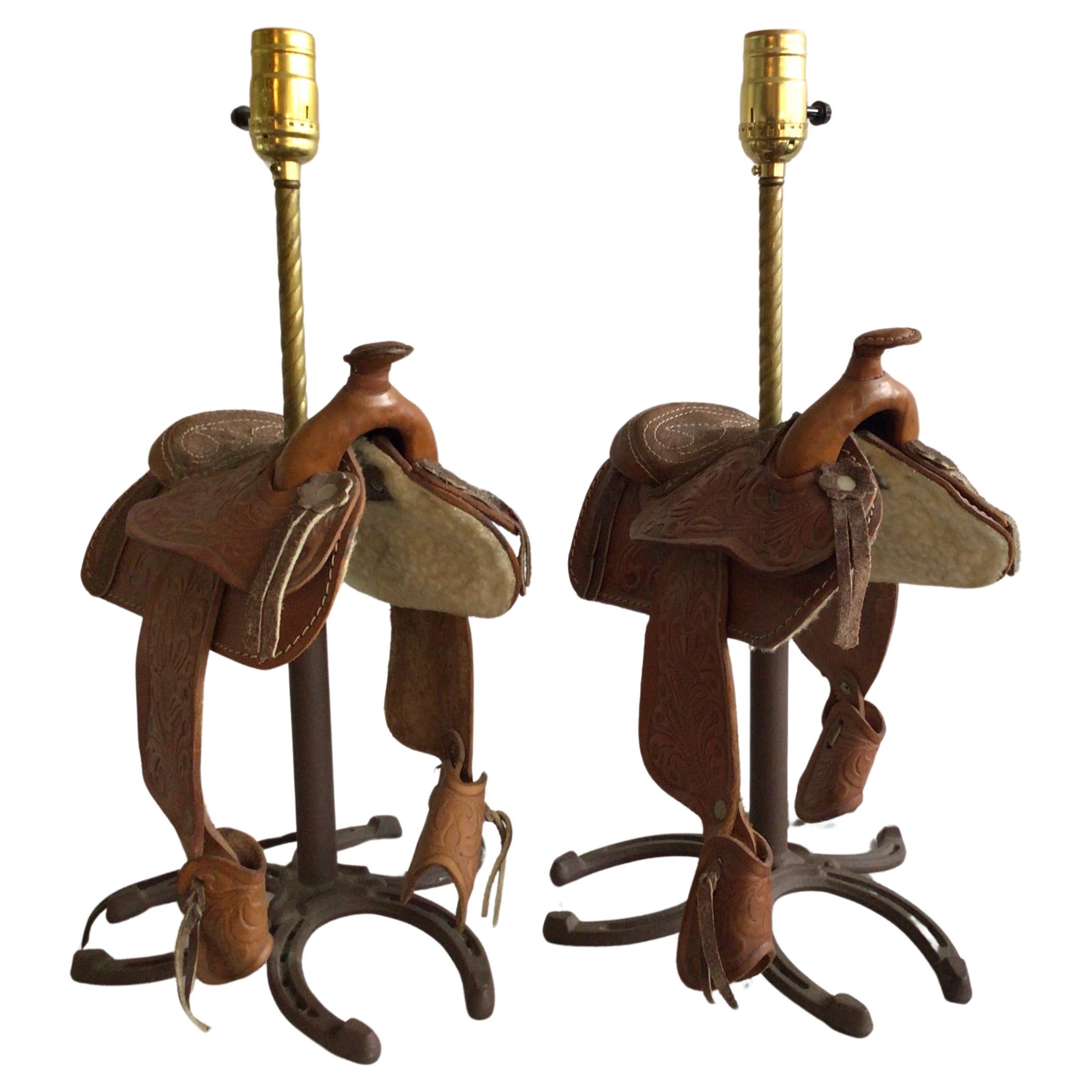 Paire de lampes de selle de chevaux en cuir des années 1960 sur socle en fer à cheval