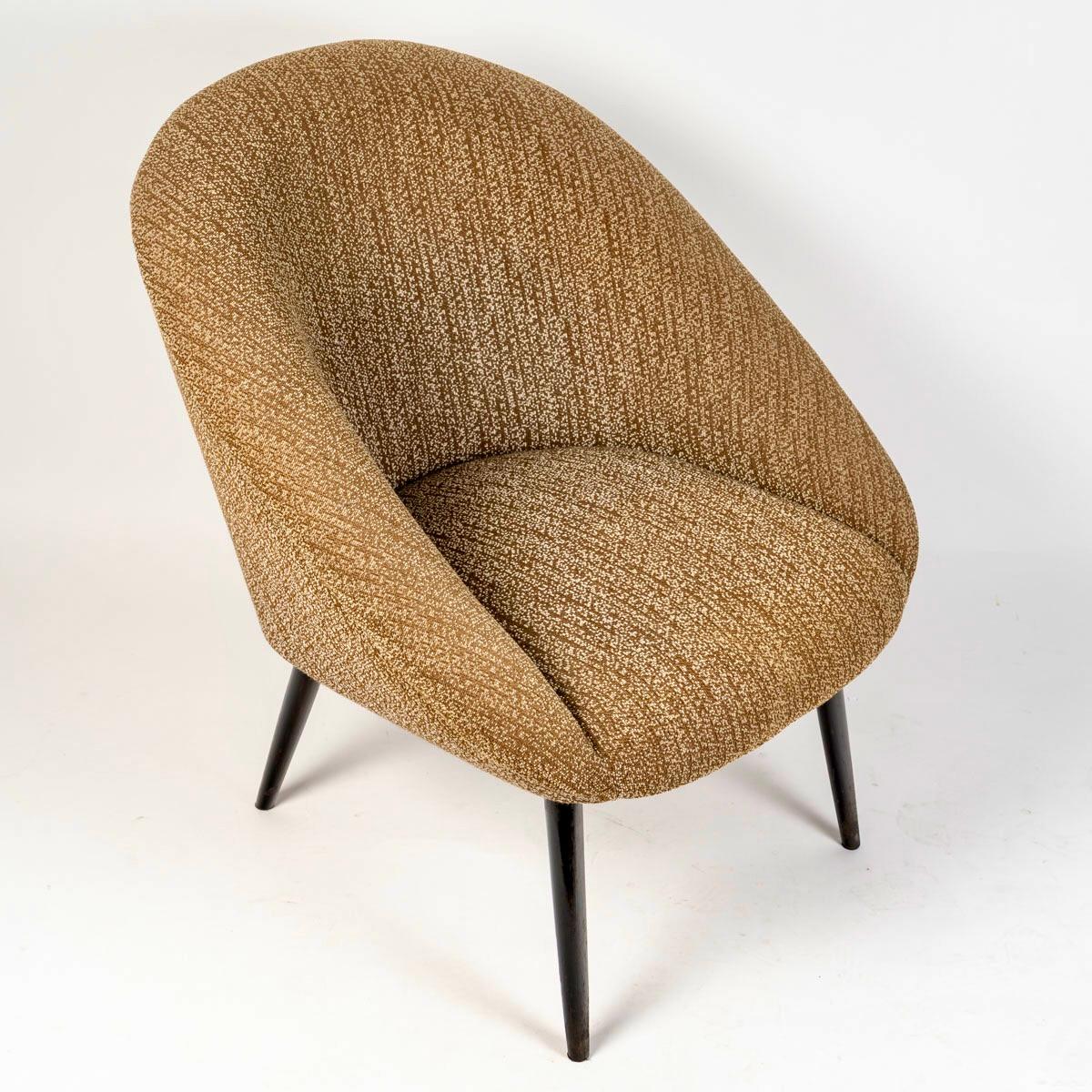 Pair of Maison Roche fireside chairs from the 1960s.

Composed of a wooden structure resting on 4 very stable dark brown spindle legs and dressed in traditional upholstery covered with a mottled fabric in shades of rust.
The basket shape of the