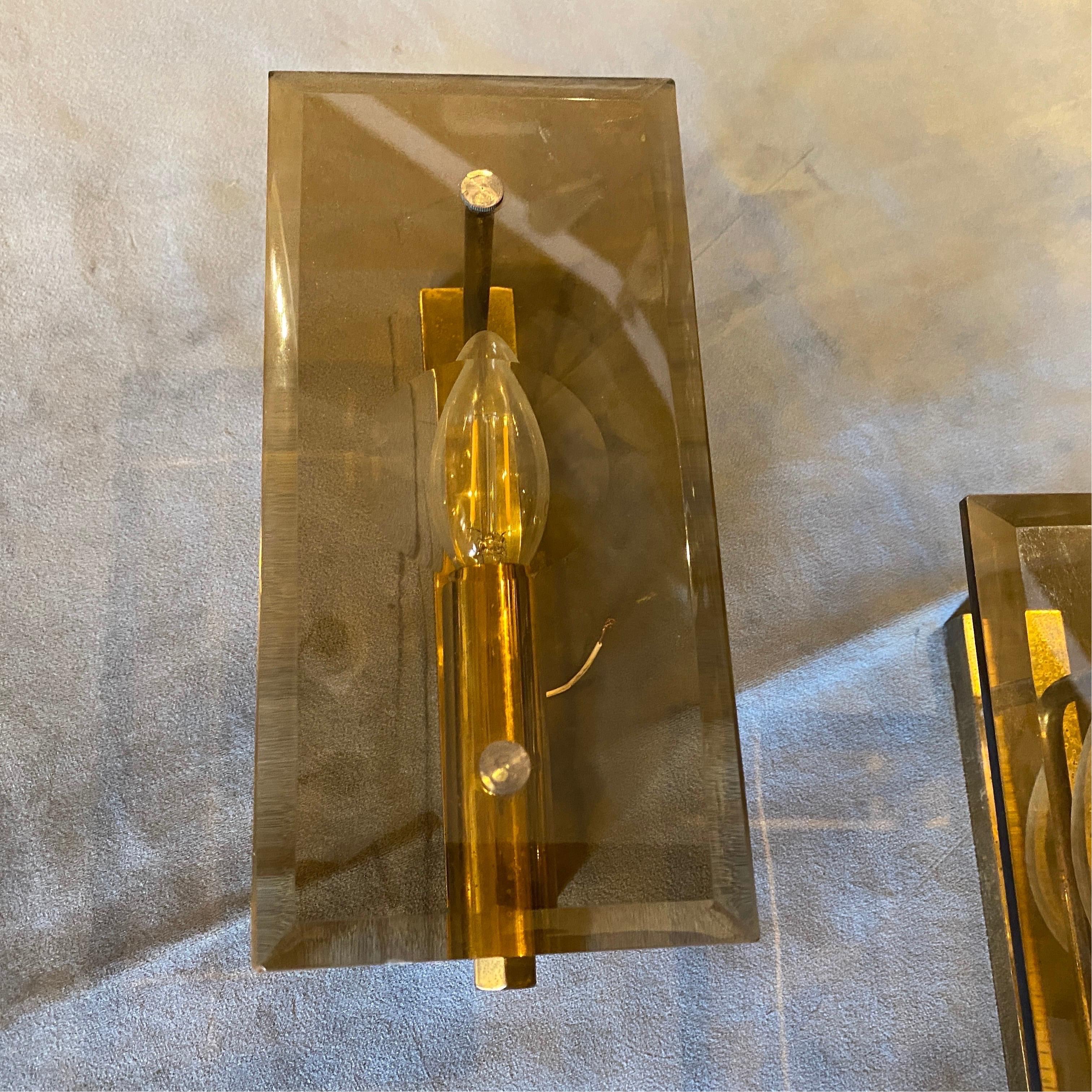 1960s Pair of Mid-Century Modern Brass and Smoked Glass Italian Wall Sconces In Good Condition For Sale In Aci Castello, IT