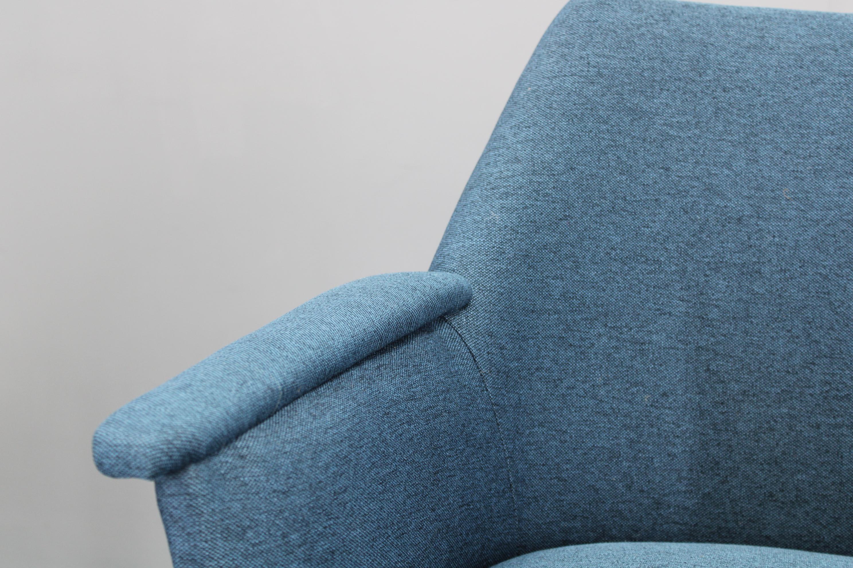 Milieu du XXe siècle 1960s Paire de fauteuils remis à neuf, Tchécoslovaquie en vente