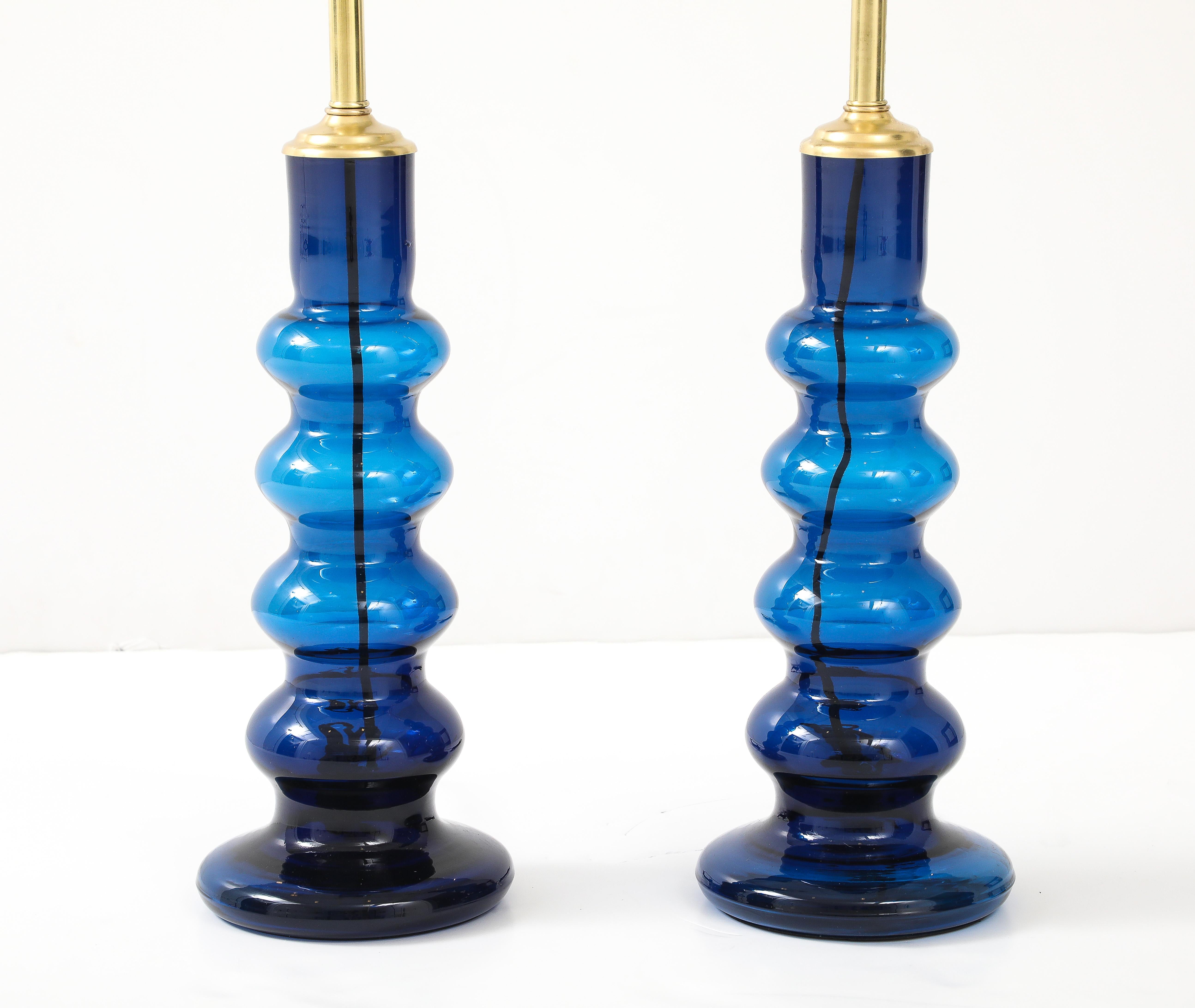 Pareja de lámparas tótem suecas de cristal azul de mediados de siglo 1960 Escandinavo moderno en venta