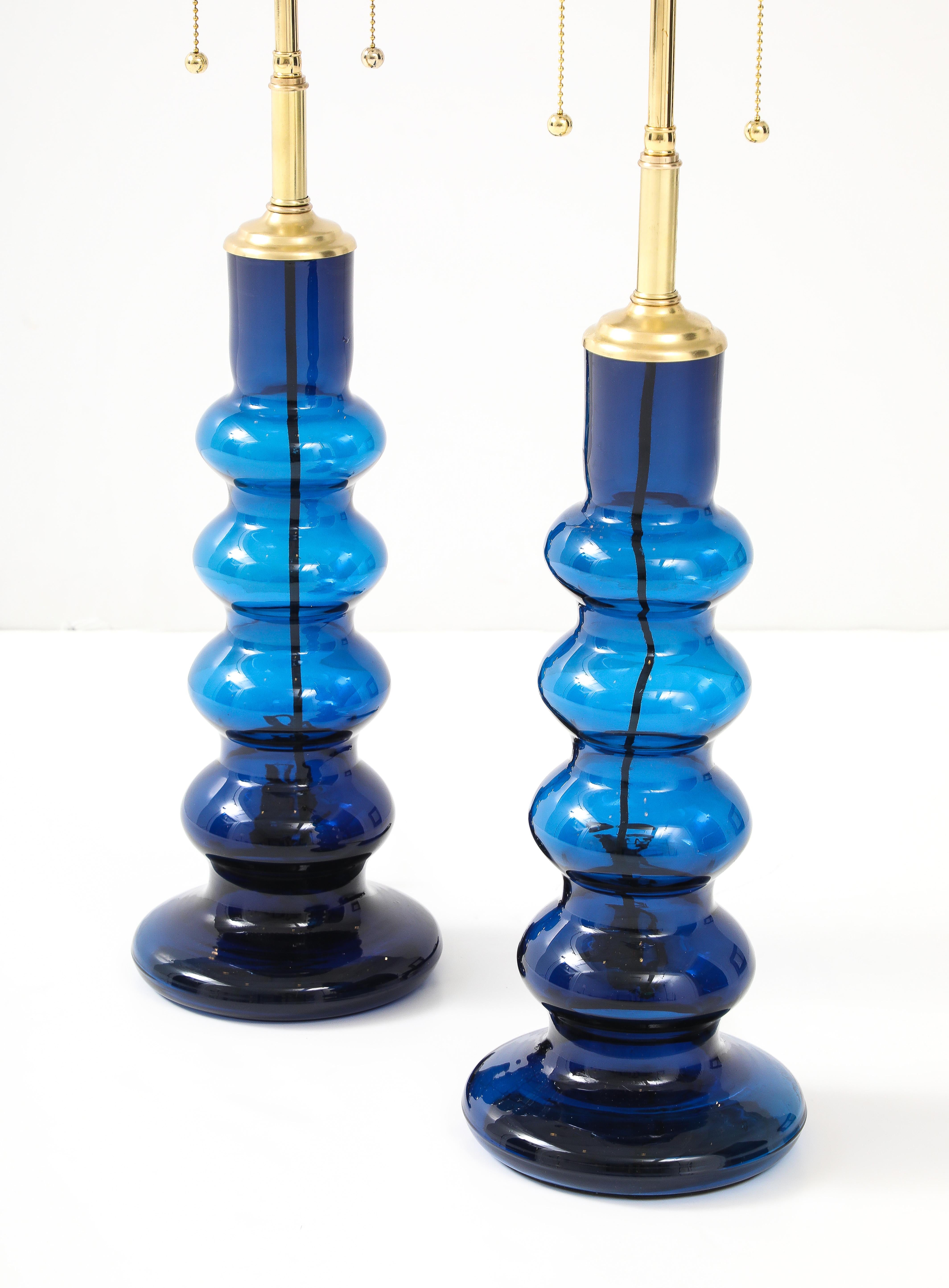 Pareja de lámparas tótem suecas de cristal azul de mediados de siglo 1960 Sueco en venta