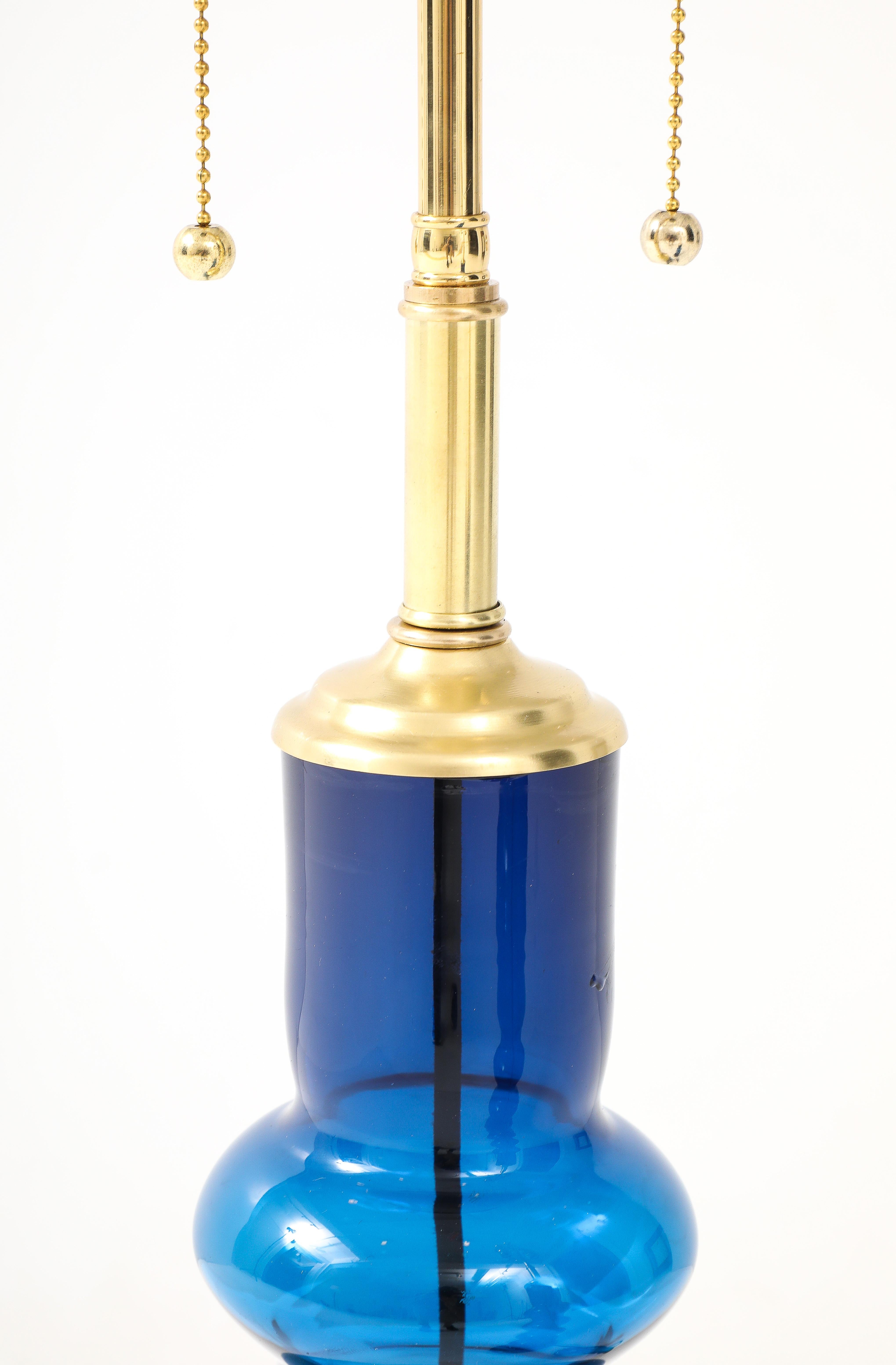 Pareja de lámparas tótem suecas de cristal azul de mediados de siglo 1960 en Excelente estado para la venta en New York, NY