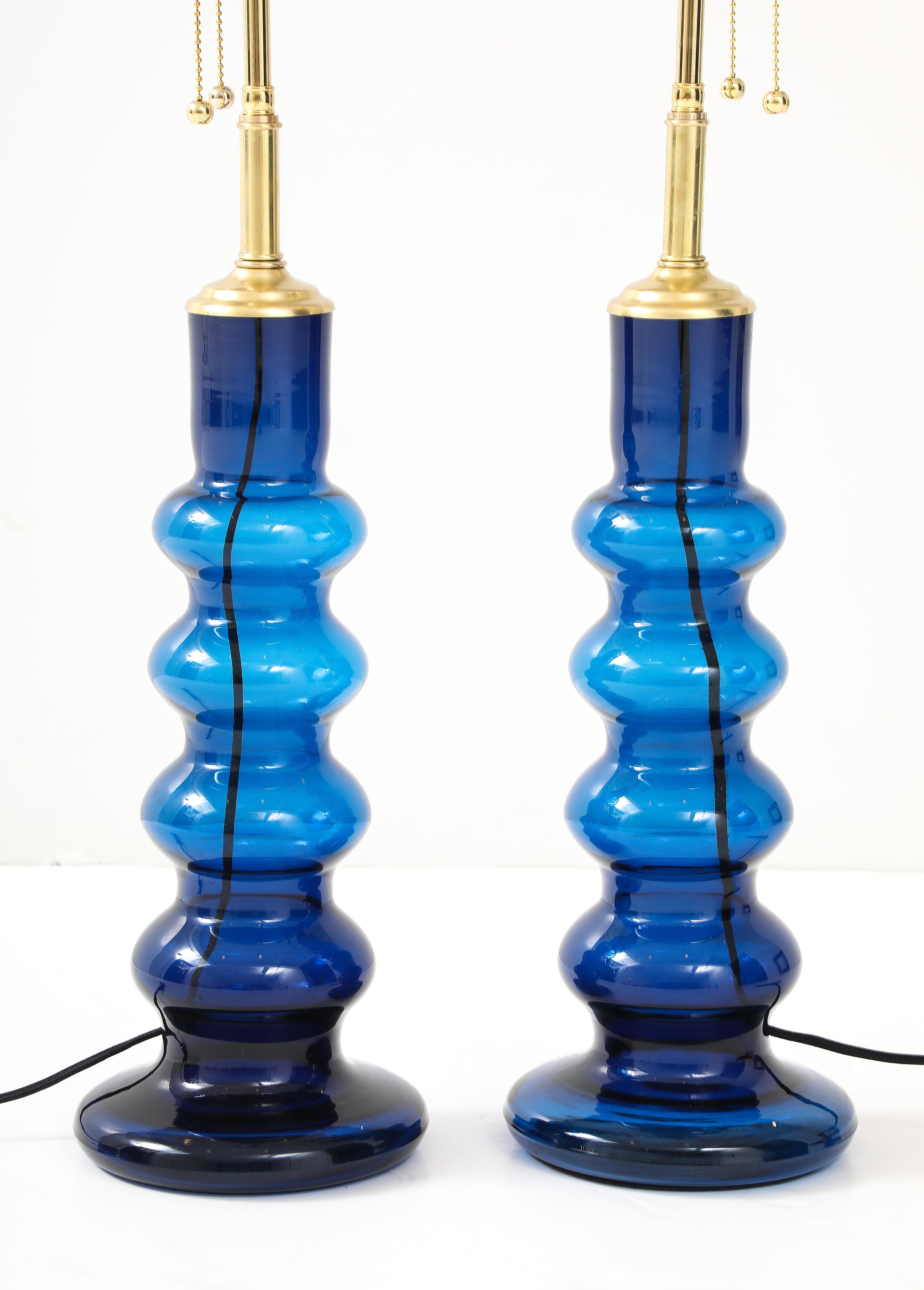 Pareja de lámparas tótem suecas de cristal azul de mediados de siglo 1960 mediados del siglo XX en venta