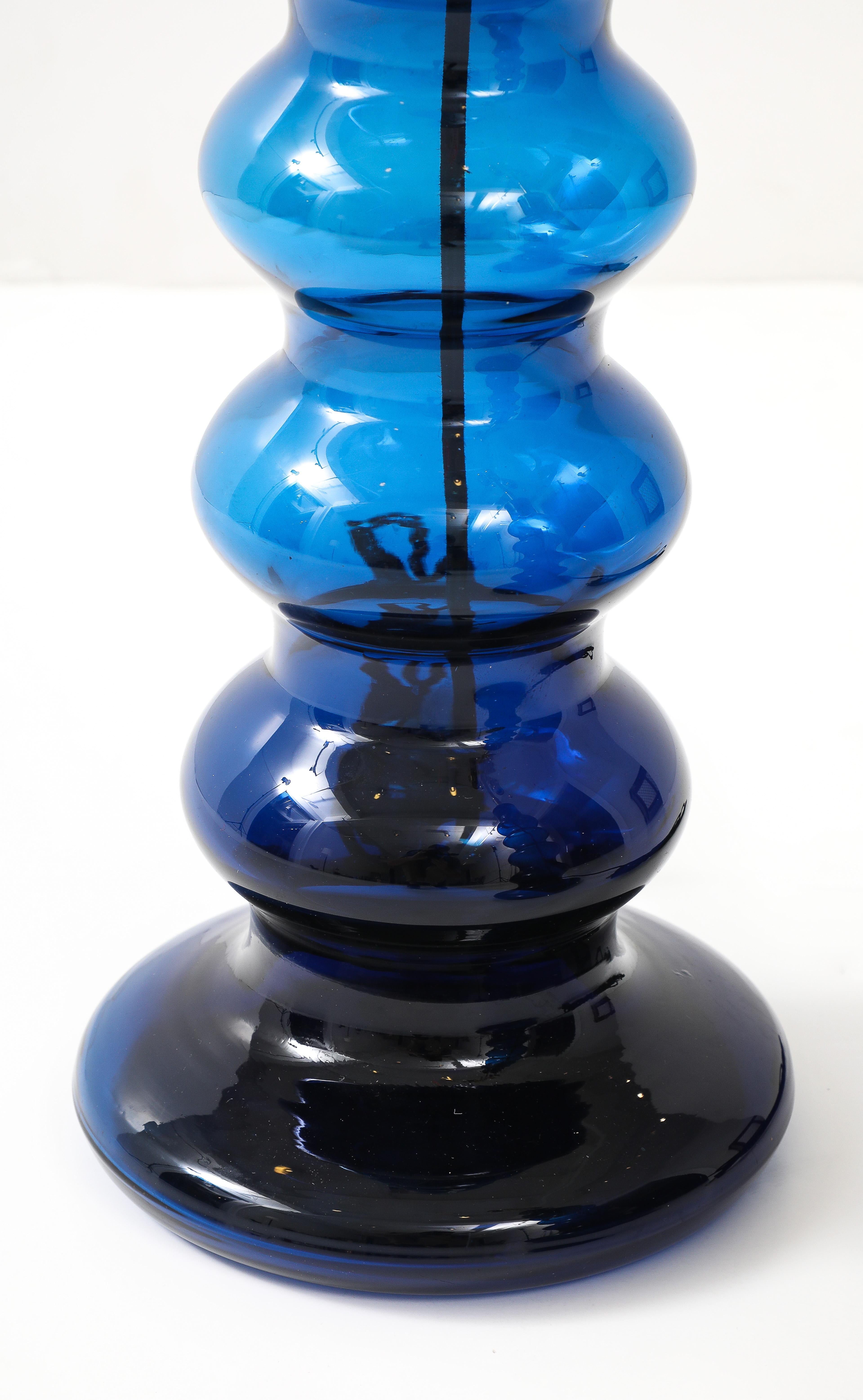 Pareja de lámparas tótem suecas de cristal azul de mediados de siglo 1960 en venta 1