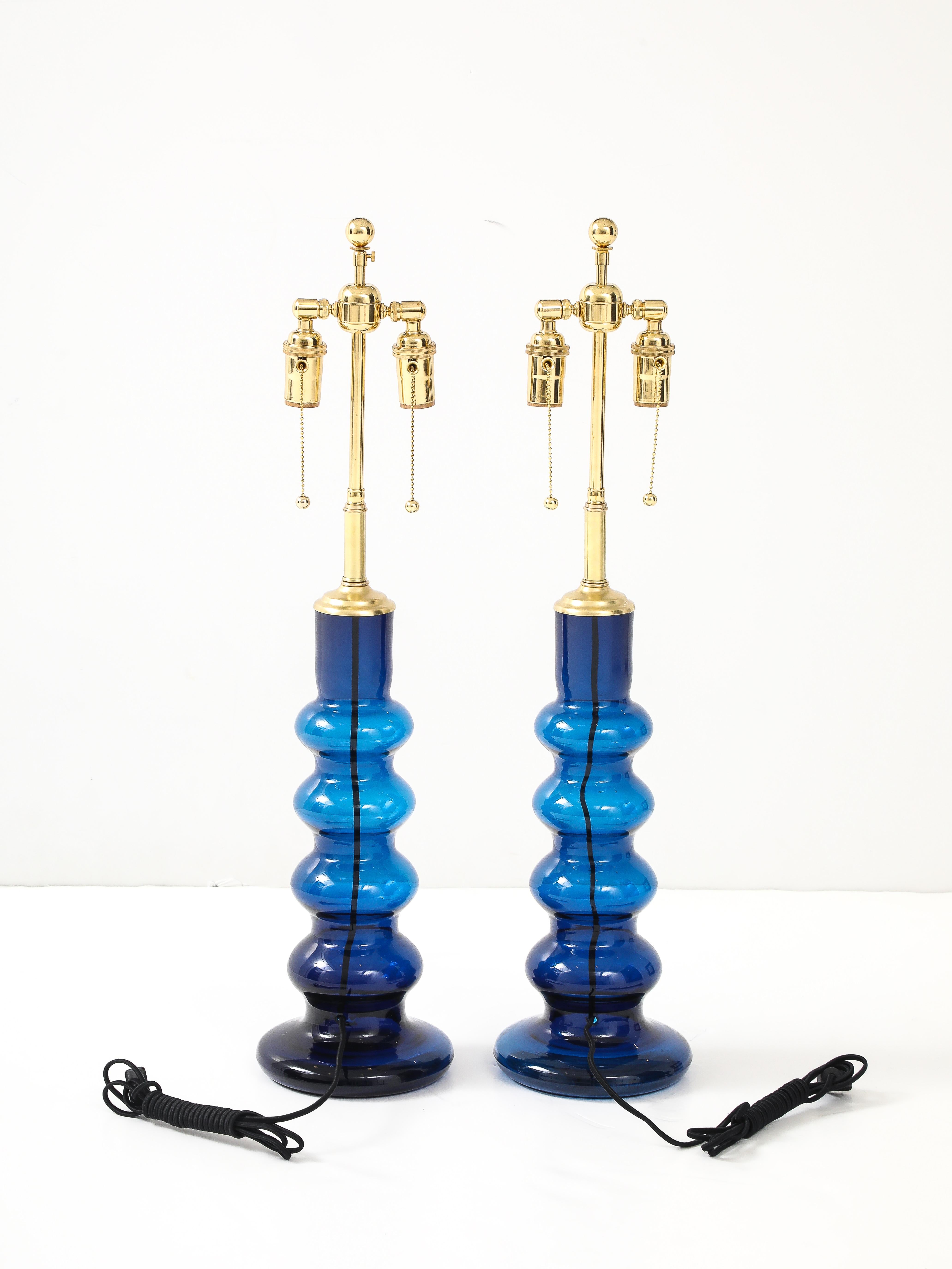 Pareja de lámparas tótem suecas de cristal azul de mediados de siglo 1960 en venta 2