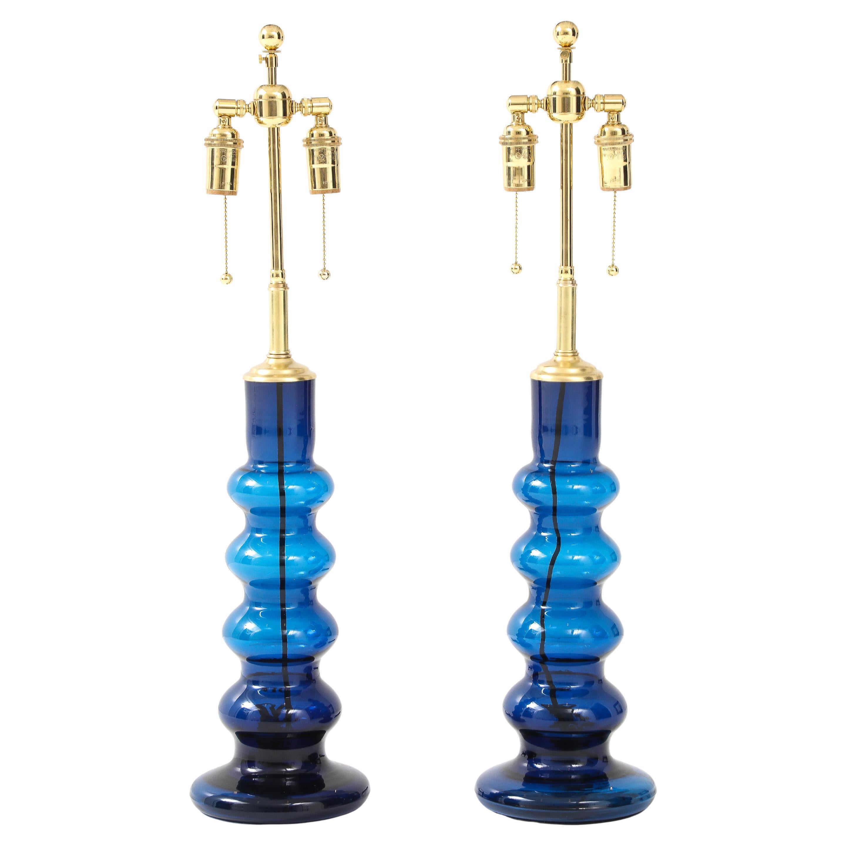 Pareja de lámparas tótem suecas de cristal azul de mediados de siglo 1960