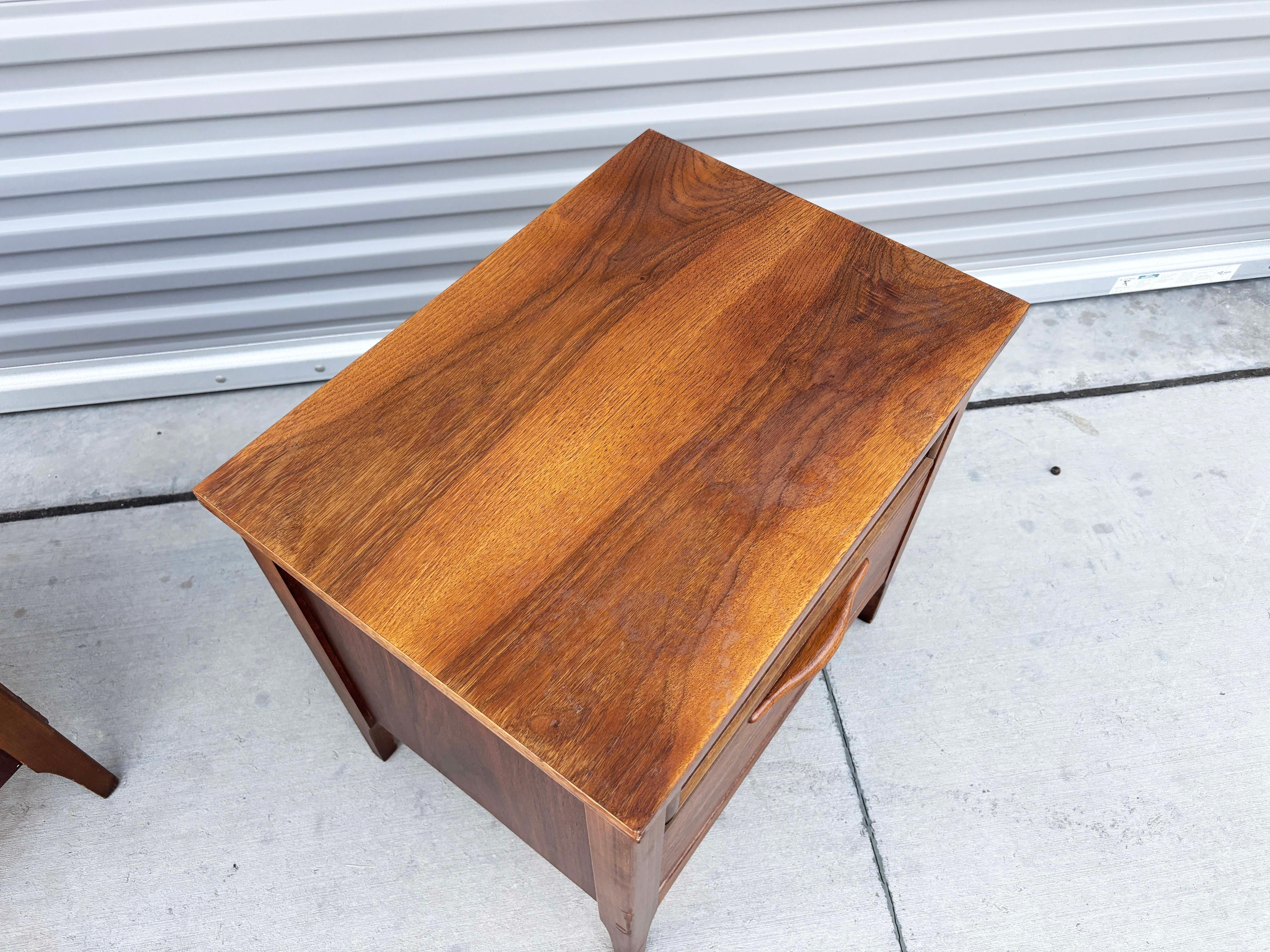 Coppia di comodini in legno di noce del 1960 di Lane's in vendita 4