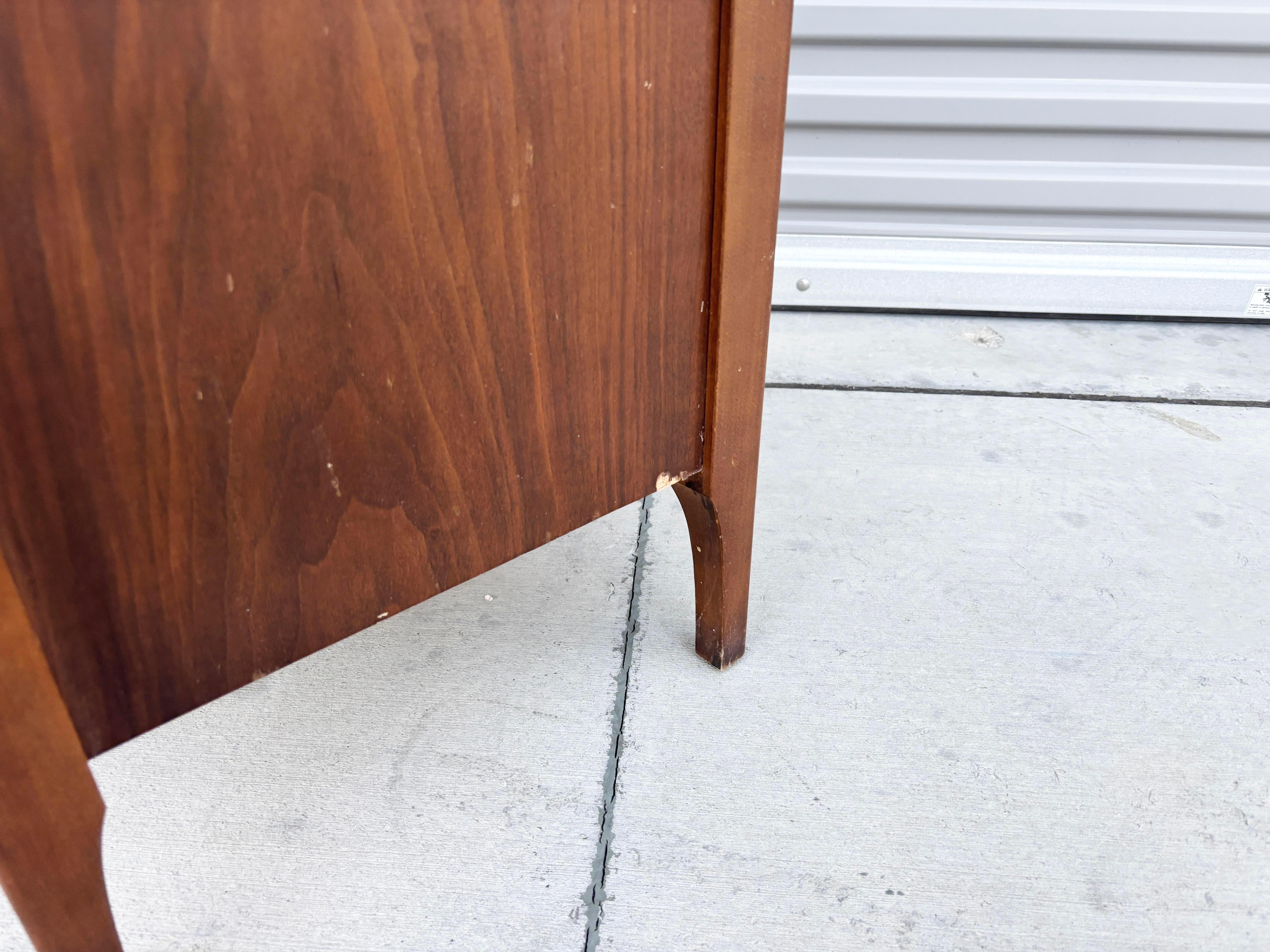 Coppia di comodini in legno di noce del 1960 di Lane's in vendita 5