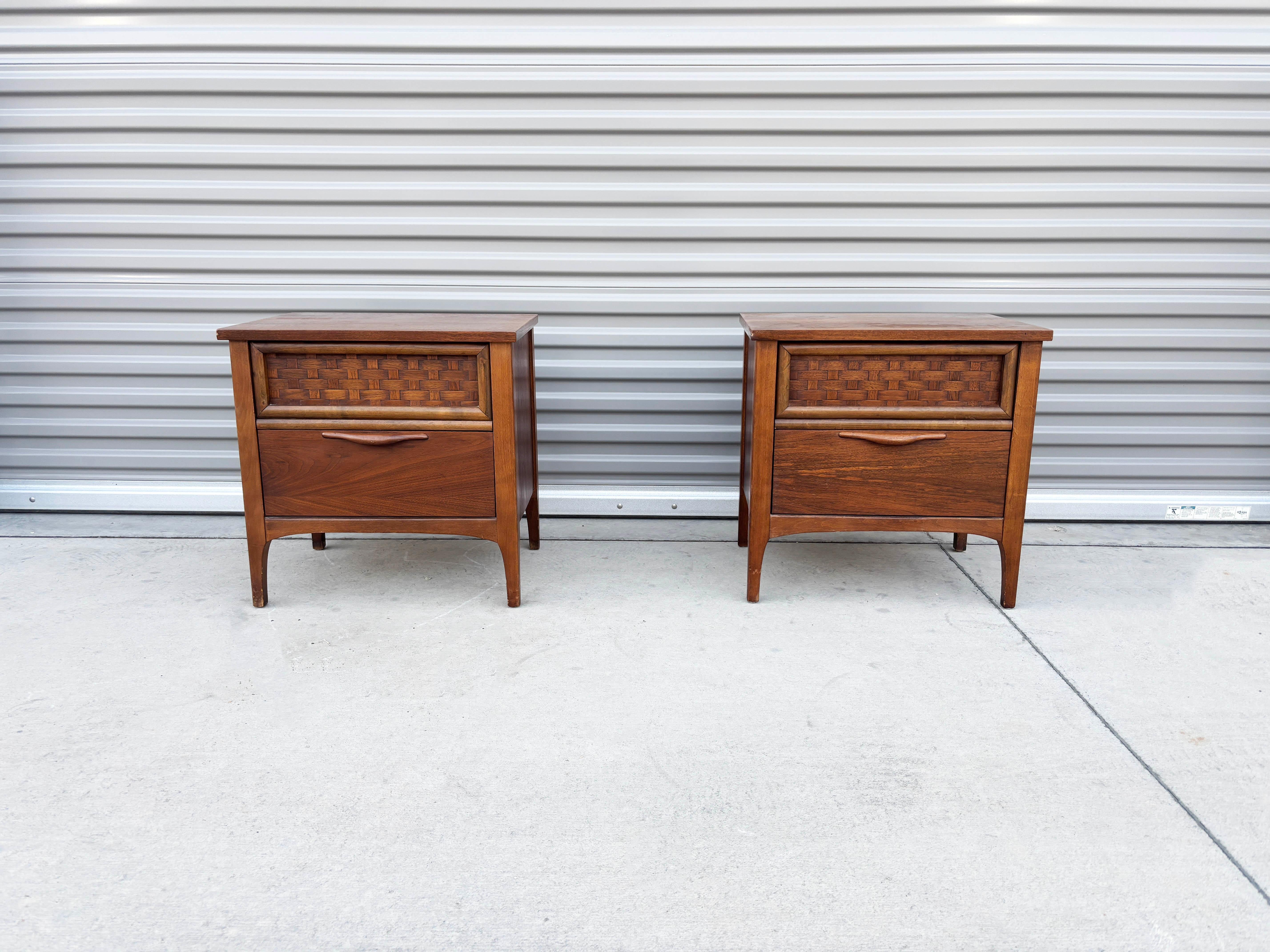 ✨ Coppia di Comodini in noce del metà secolo 1960 di Lane's

Questa bellissima coppia di comodini in noce della metà del secolo scorso, disegnati e prodotti da Lane's negli anni '60, cattura perfettamente il calore e la maestria del classico design