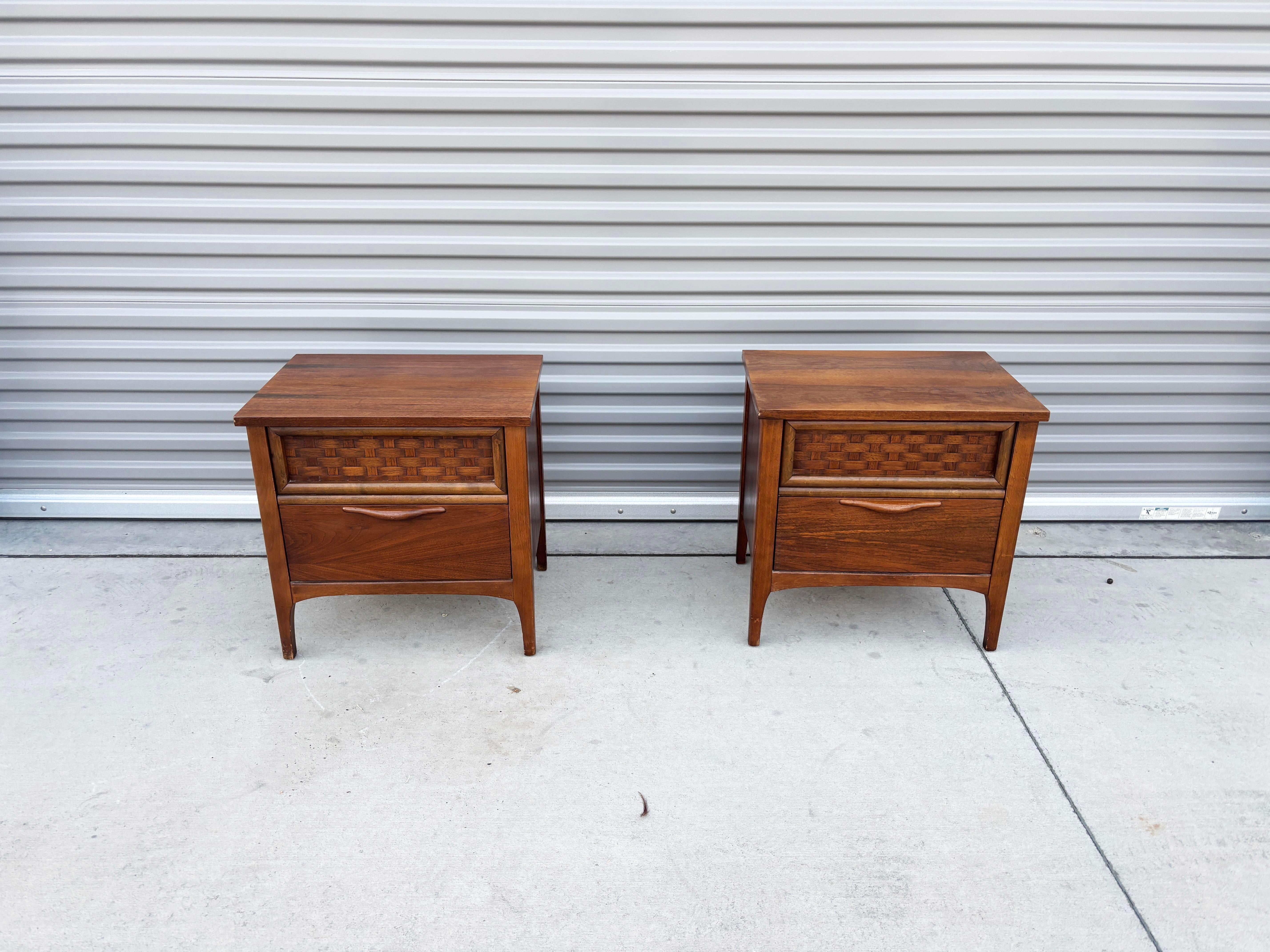 Mid-Century moderno Coppia di comodini in legno di noce del 1960 di Lane's in vendita