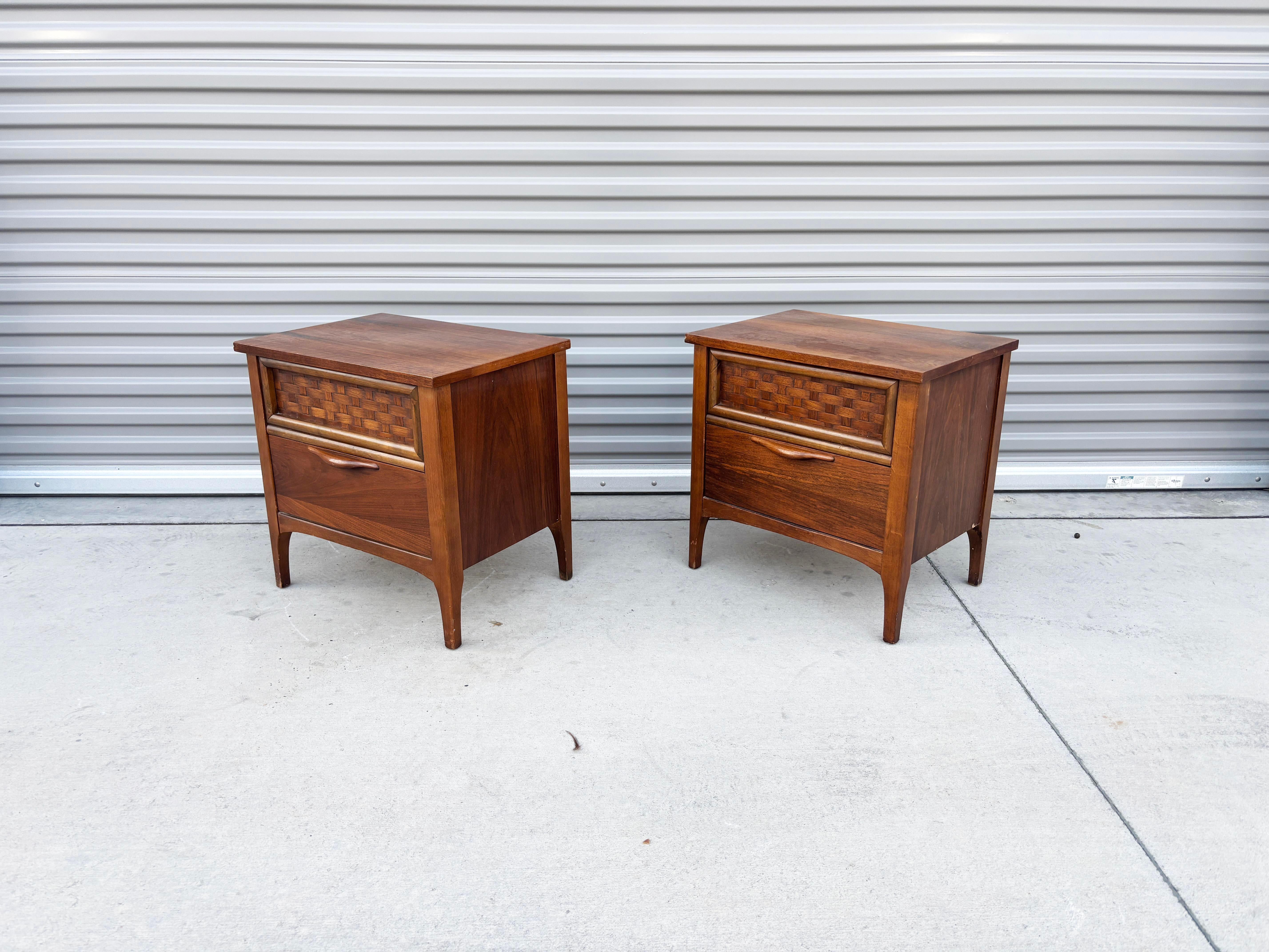 Americano Coppia di comodini in legno di noce del 1960 di Lane's in vendita