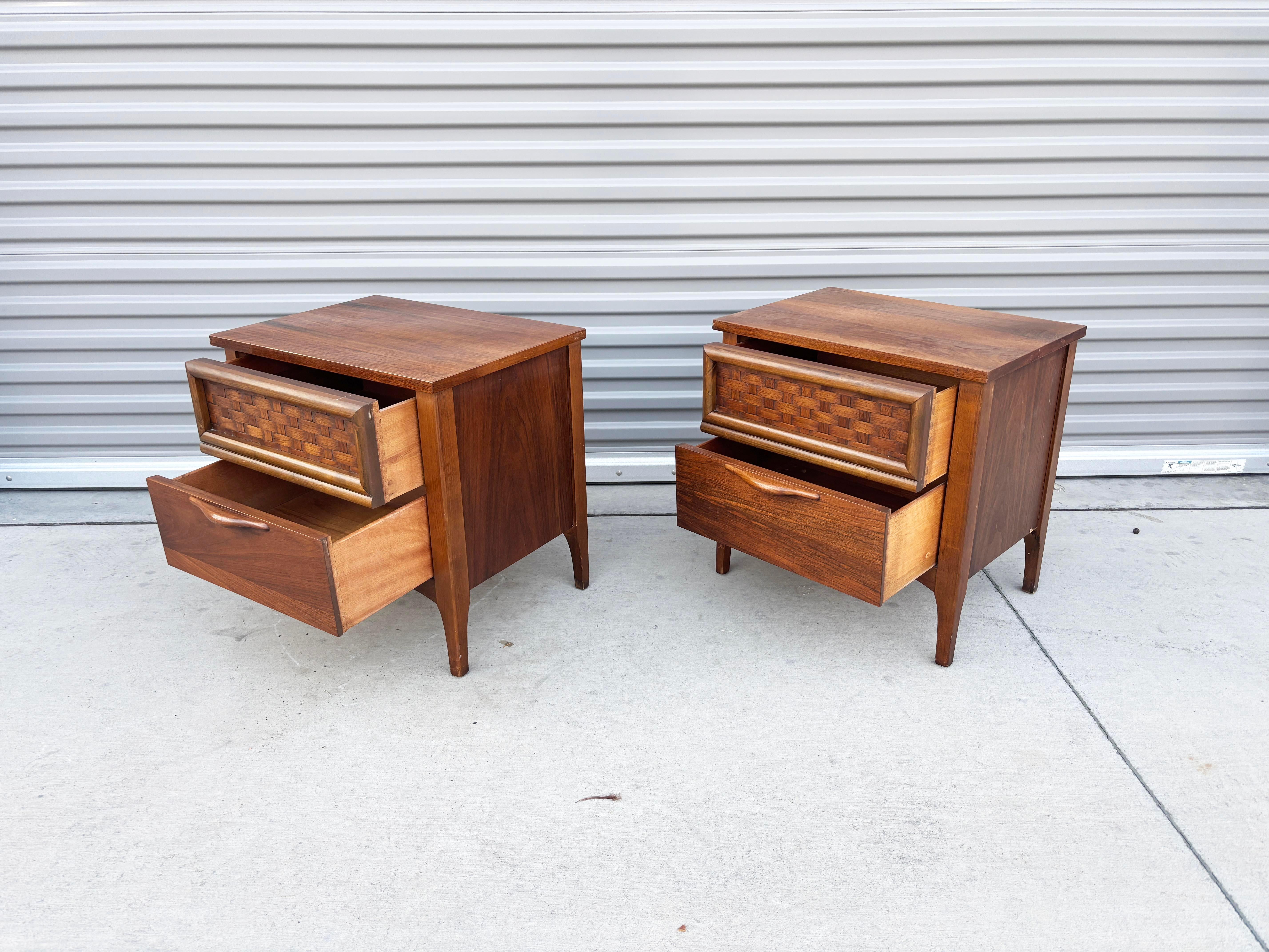 Coppia di comodini in legno di noce del 1960 di Lane's In condizioni buone in vendita a North Hollywood, CA