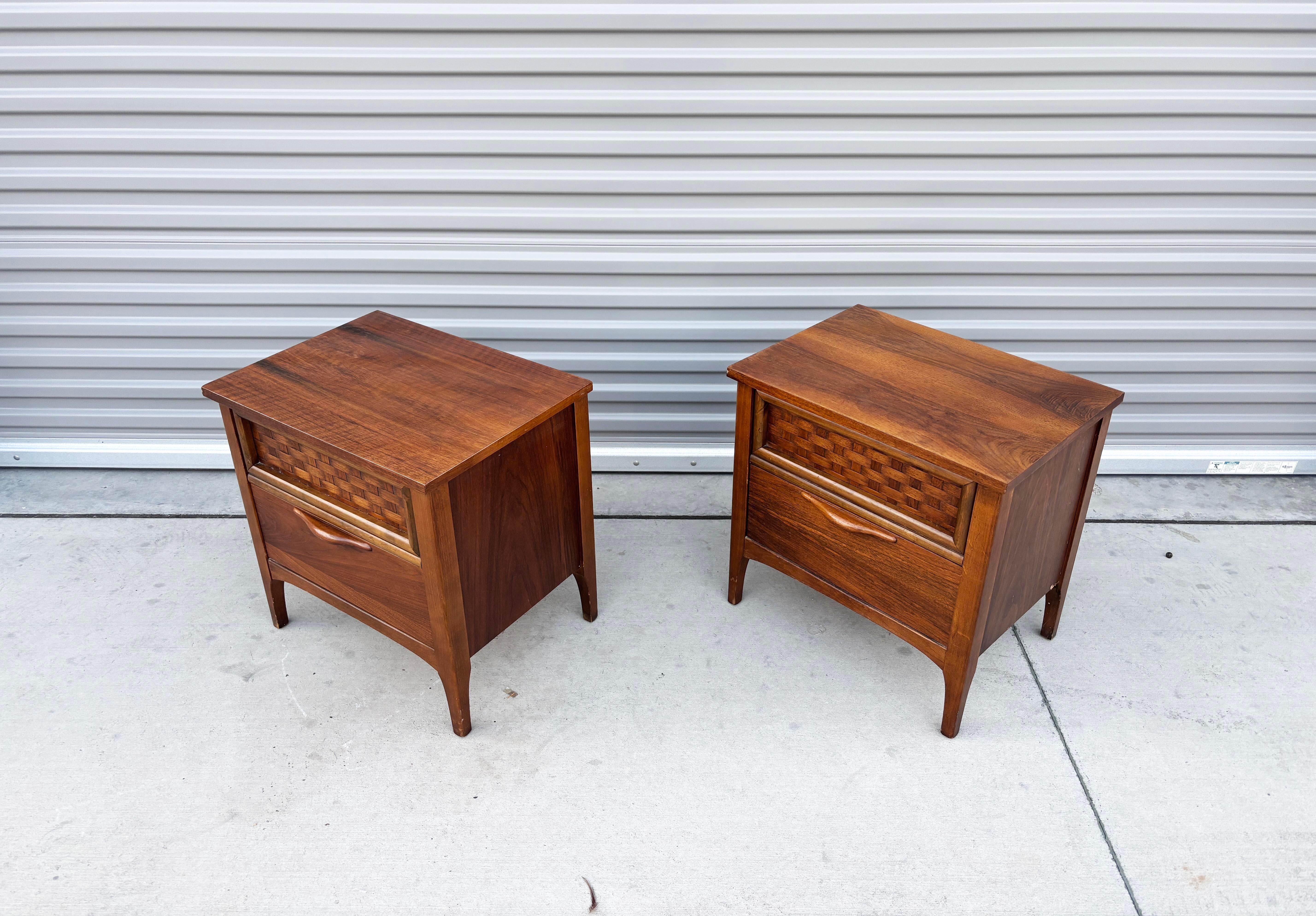 Metà XX secolo Coppia di comodini in legno di noce del 1960 di Lane's in vendita