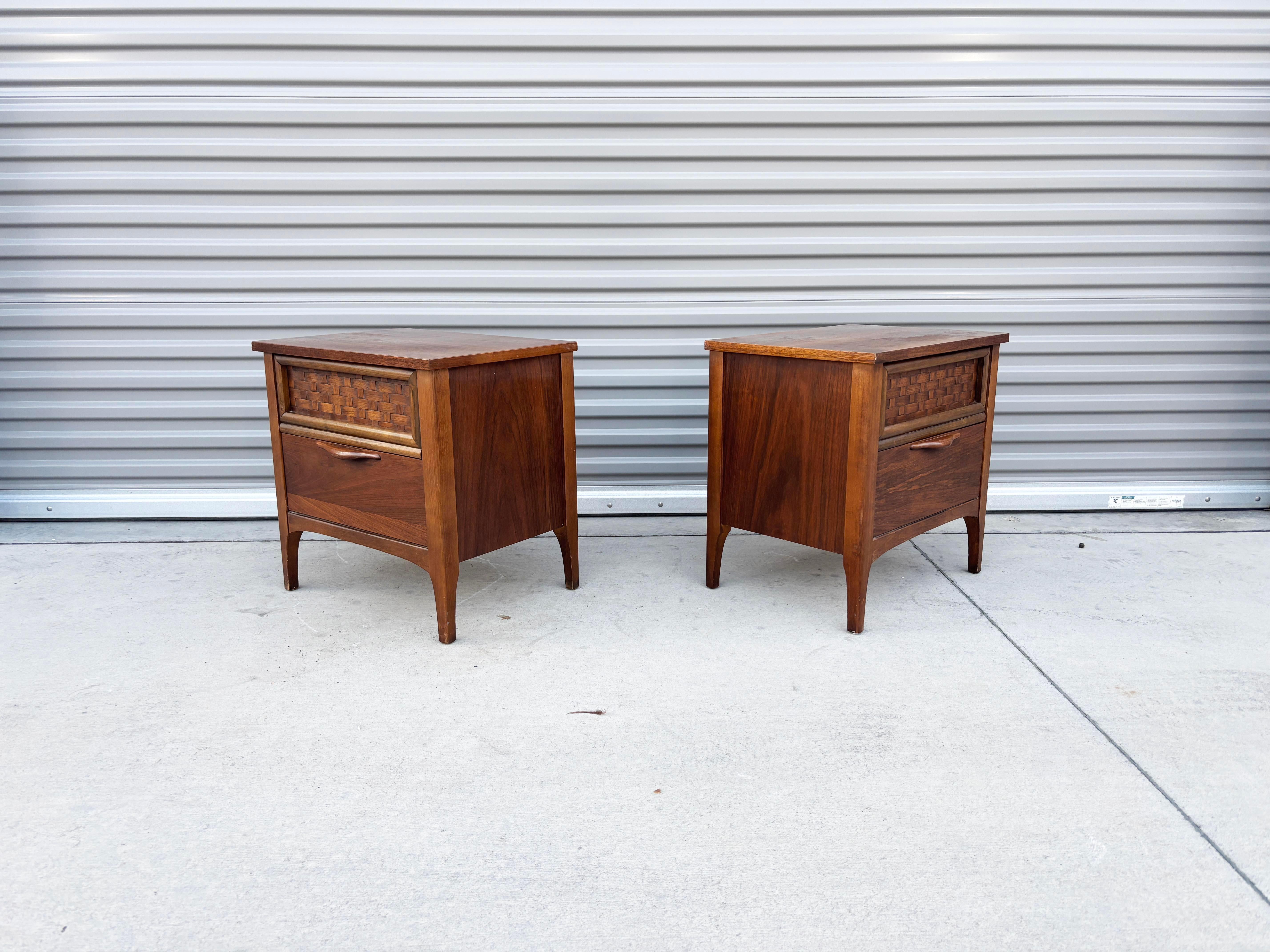 Noce Coppia di comodini in legno di noce del 1960 di Lane's in vendita