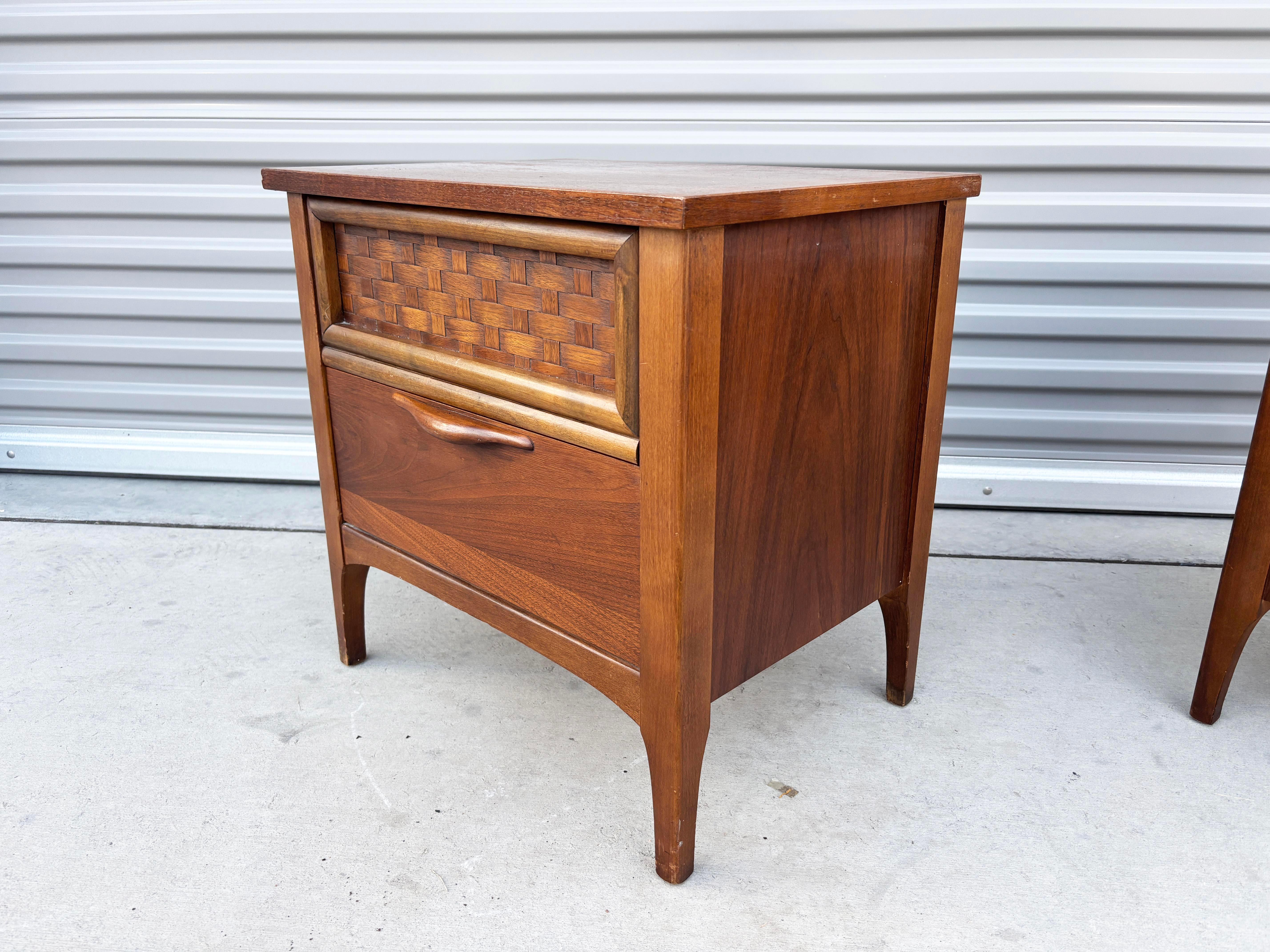 Coppia di comodini in legno di noce del 1960 di Lane's in vendita 1