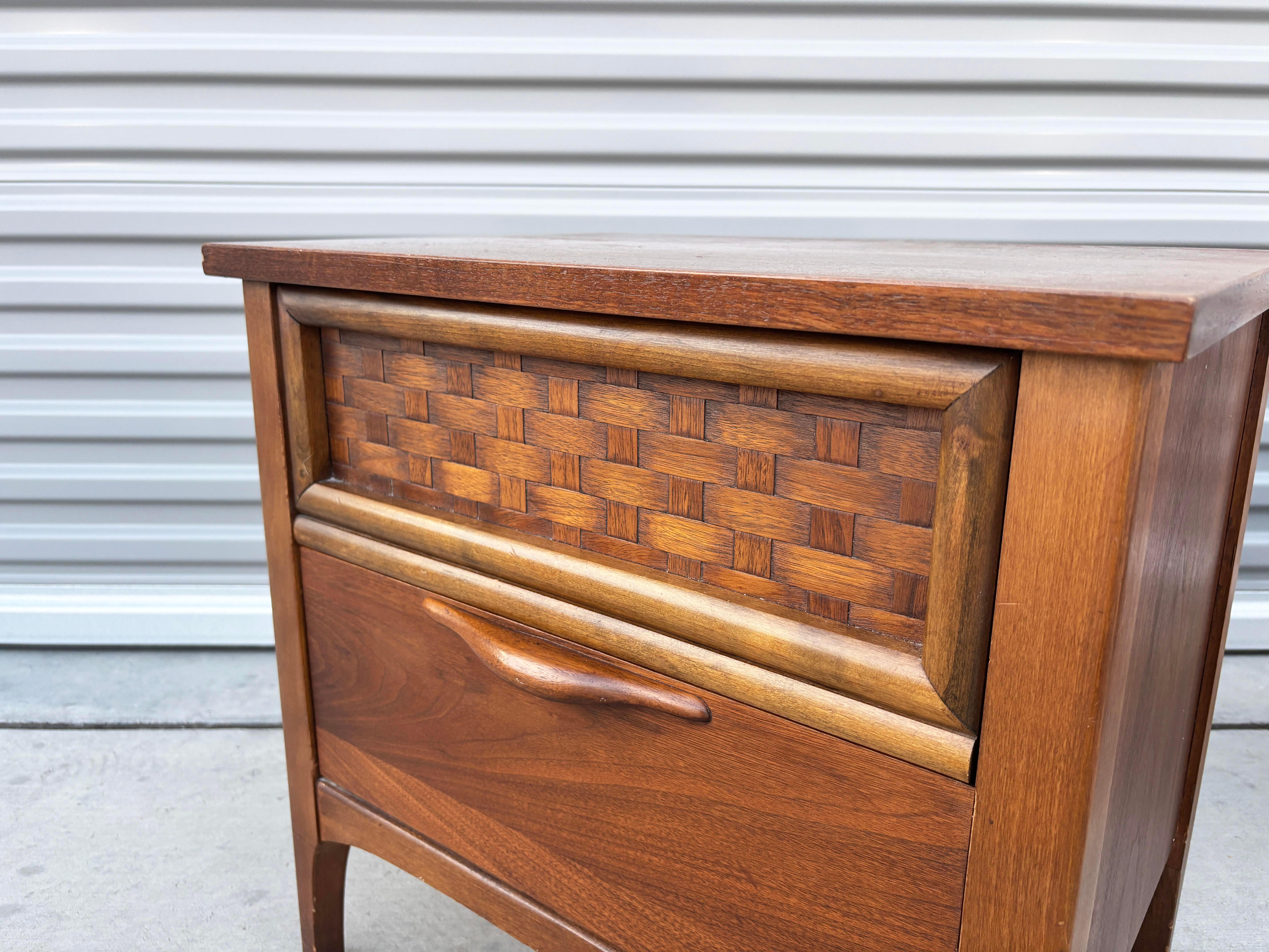 Coppia di comodini in legno di noce del 1960 di Lane's in vendita 2