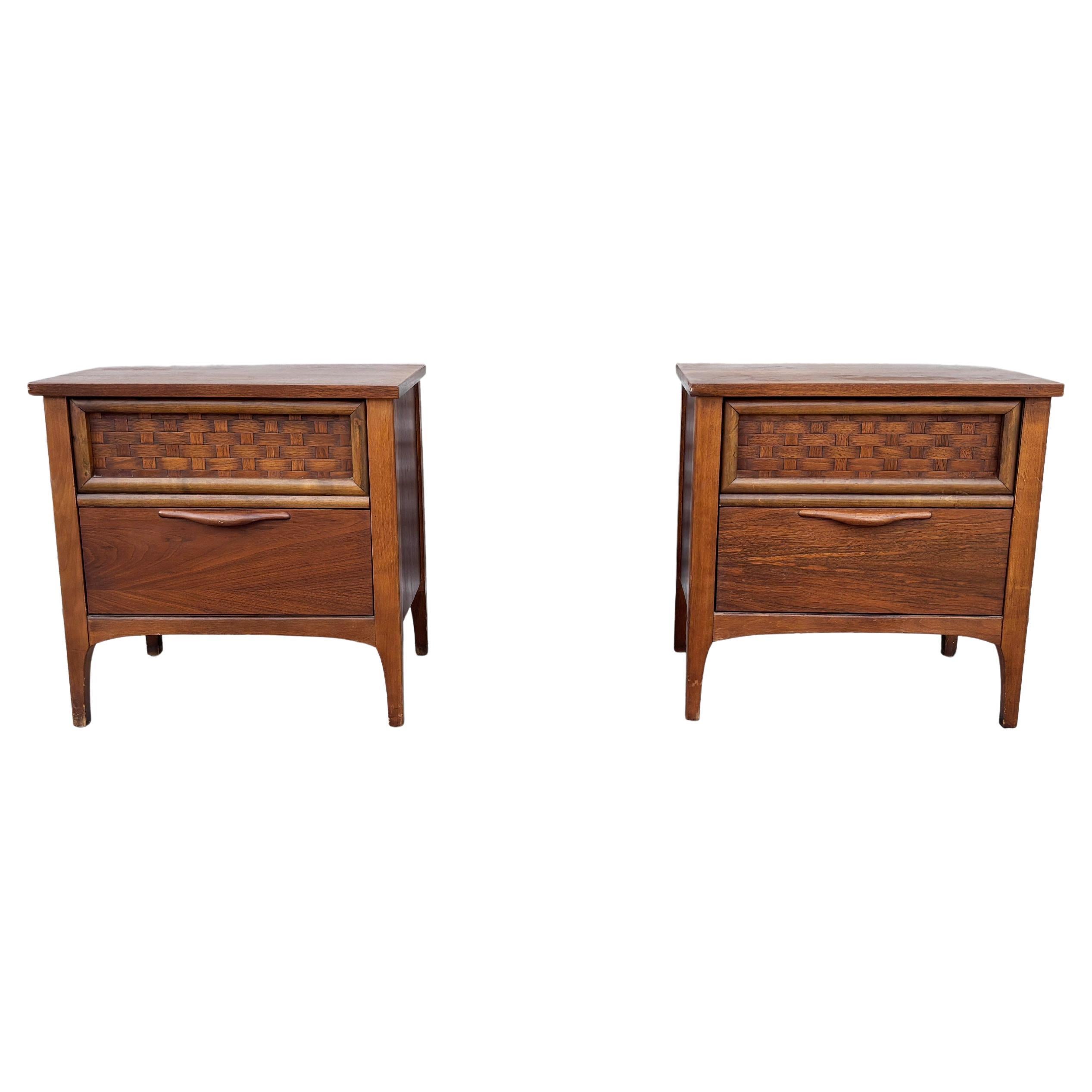 1960s Paire de tables de nuit en noyer du milieu du siècle par Lane