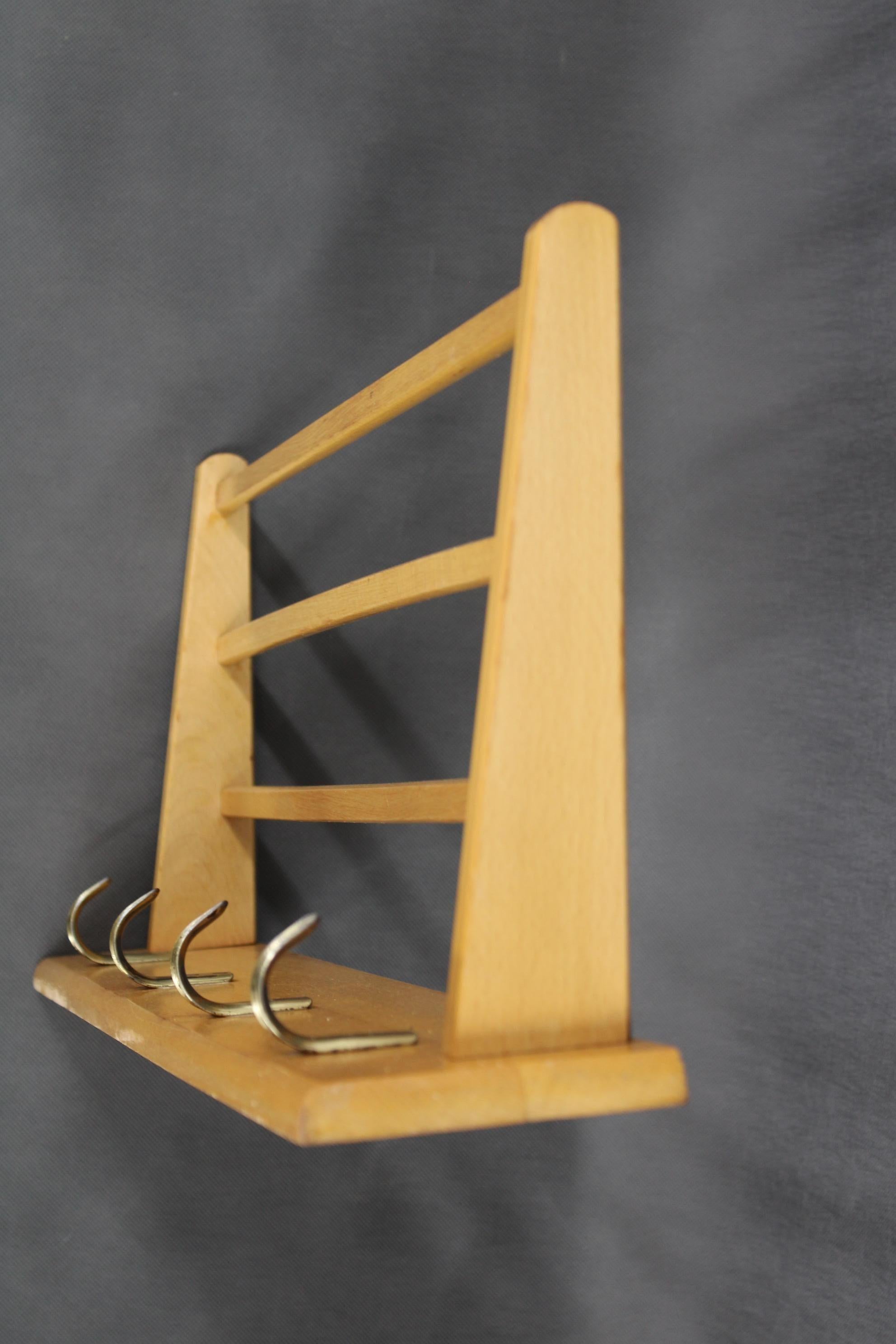 Coppia di appendiabiti da parete in legno della metà del secolo scorso, Cecoslovacchia, 1960 in vendita 1