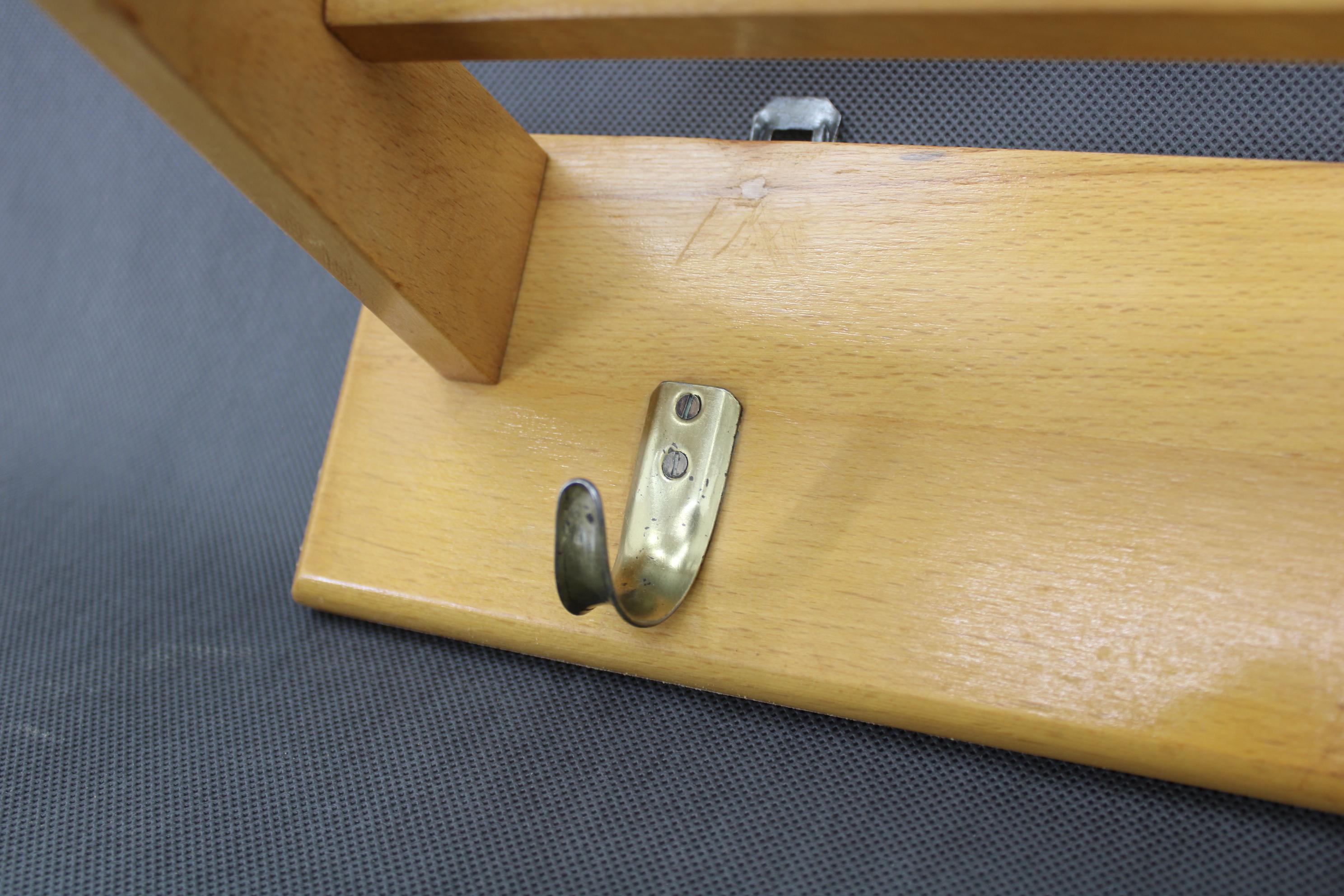 Coppia di appendiabiti da parete in legno della metà del secolo scorso, Cecoslovacchia, 1960 in vendita 3