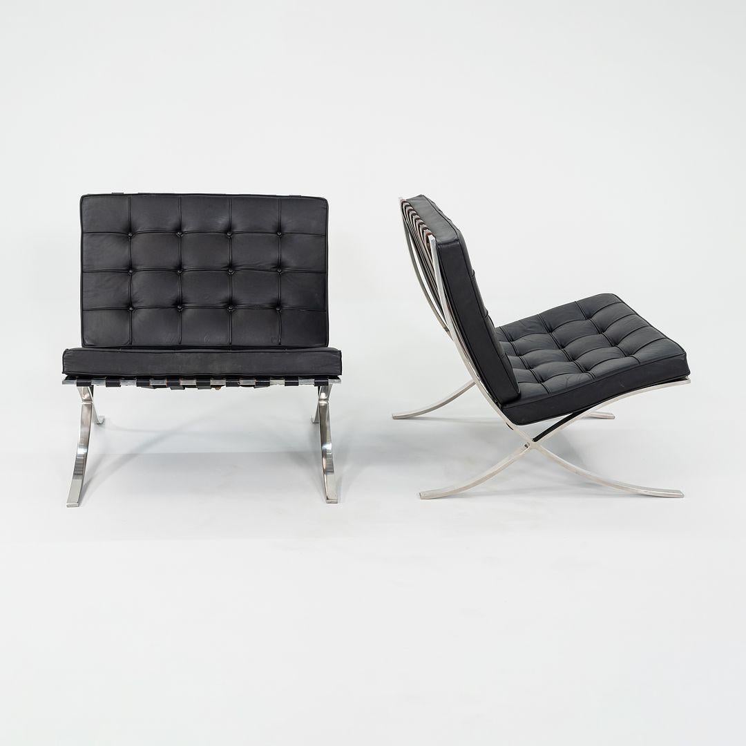 Se trata de un par de Sillas Lounge Barcelona, modelo 250LS, diseñadas inicialmente por Mies van der Rohe y Lilly Reich en 1929. Estos ejemplares en concreto fueron fabricados por Knoll en la década de 1960 y conservan sus etiquetas originales con