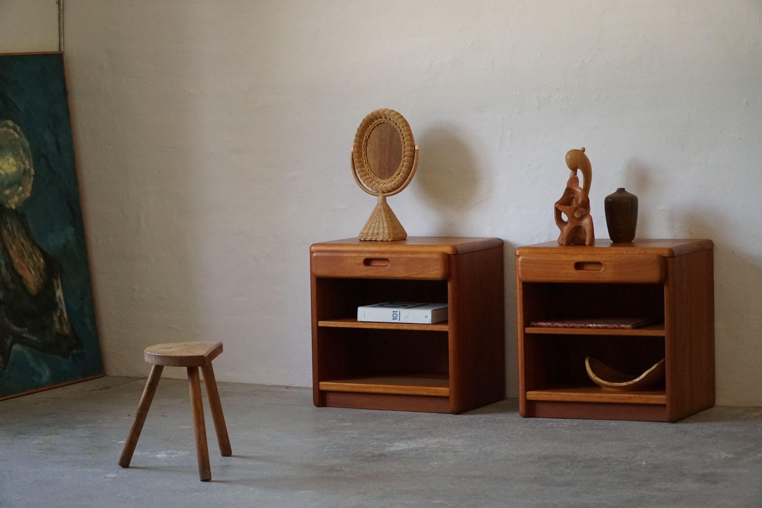 A fine pair of night stands / side tables with drawers in solid teak, made in Denmark, ca 1960s by an unknown cabinetmaker. Stamped inside the drawer.

These night stands are in a great vintage condition with only a few signs of wear.

With a
