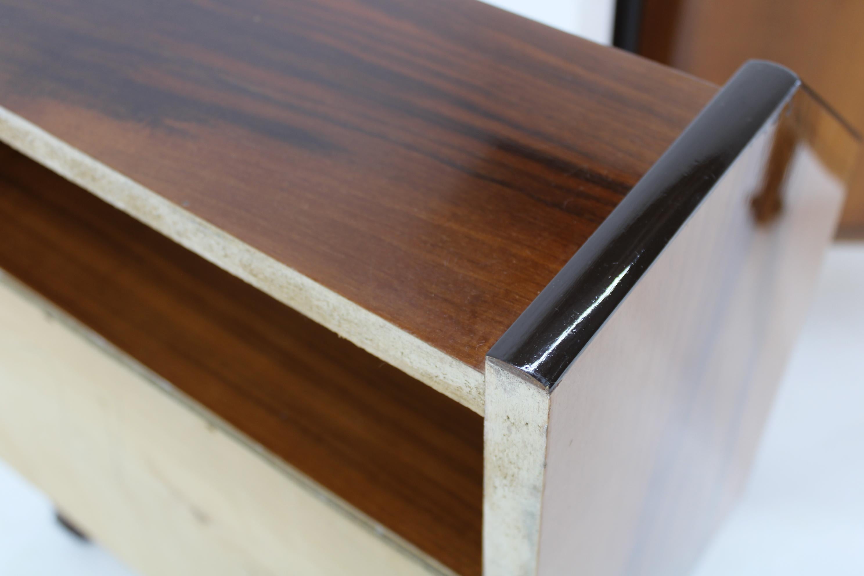 1960s Pair of Nightstands in Walnut Finish, Italy For Sale 3