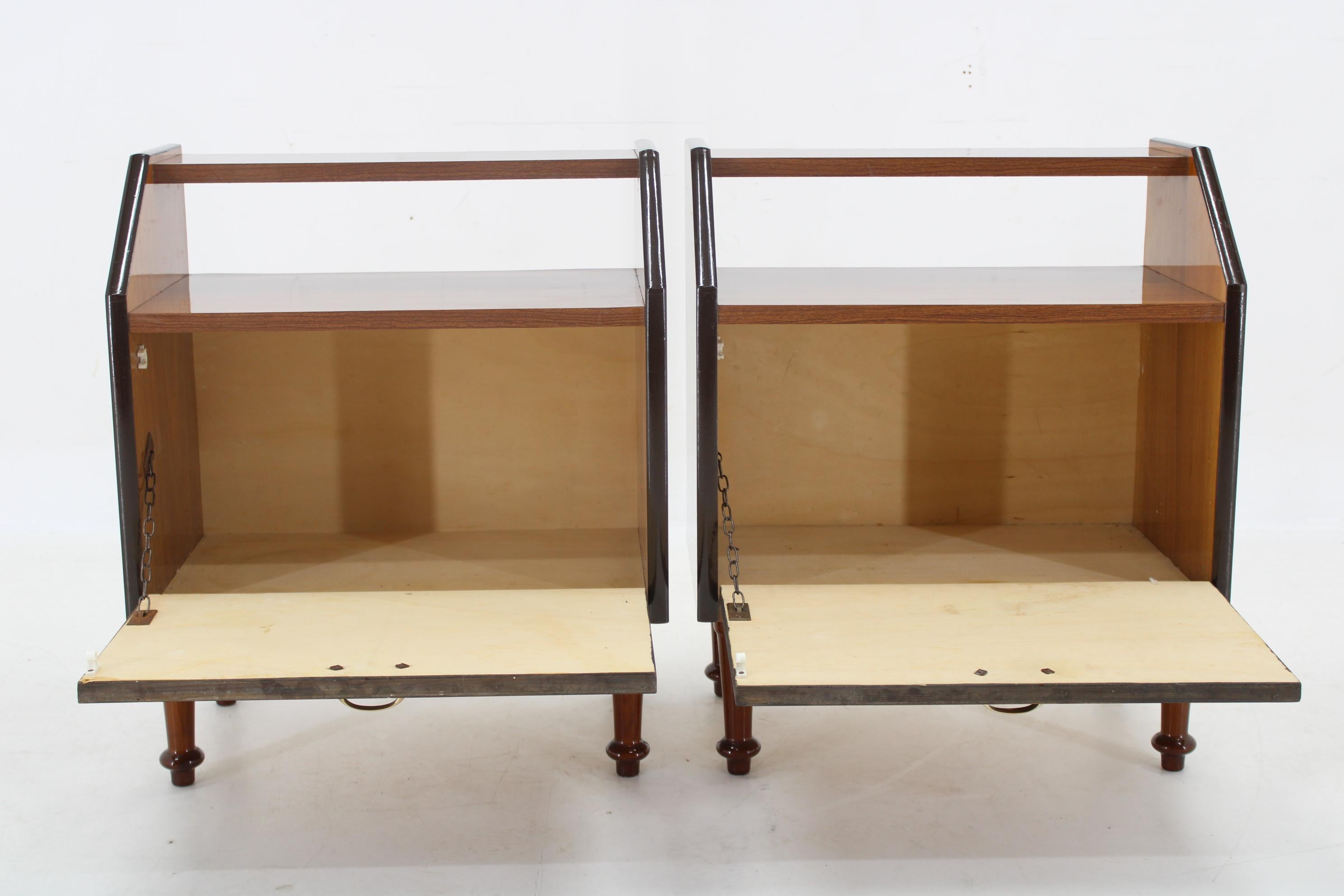 Mid-Century Modern 1960s Pair of Nightstands in Walnut Finish, Italy For Sale