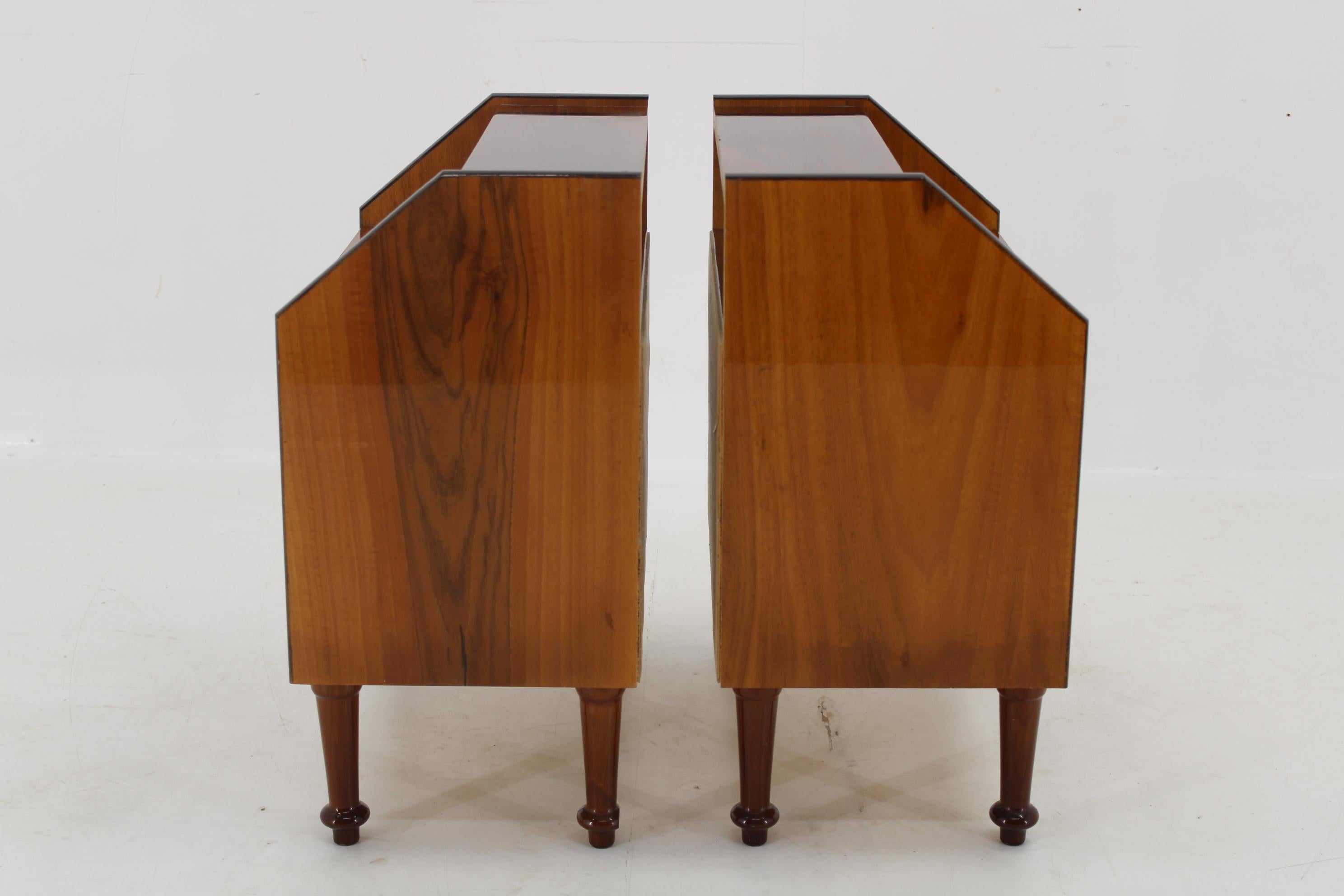 Italian 1960s Pair of Nightstands in Walnut Finish, Italy For Sale