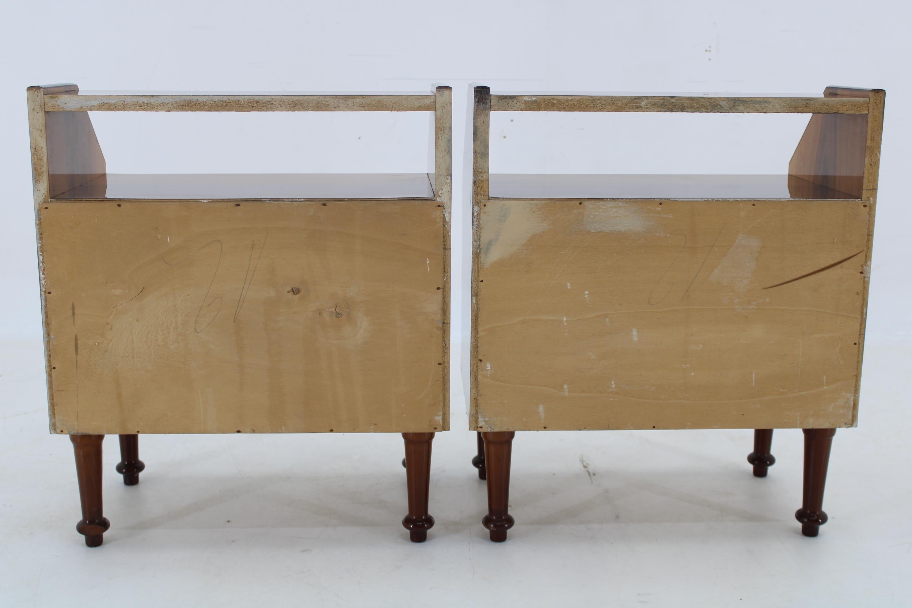 1960s Pair of Nightstands in Walnut Finish, Italy In Fair Condition For Sale In Praha, CZ