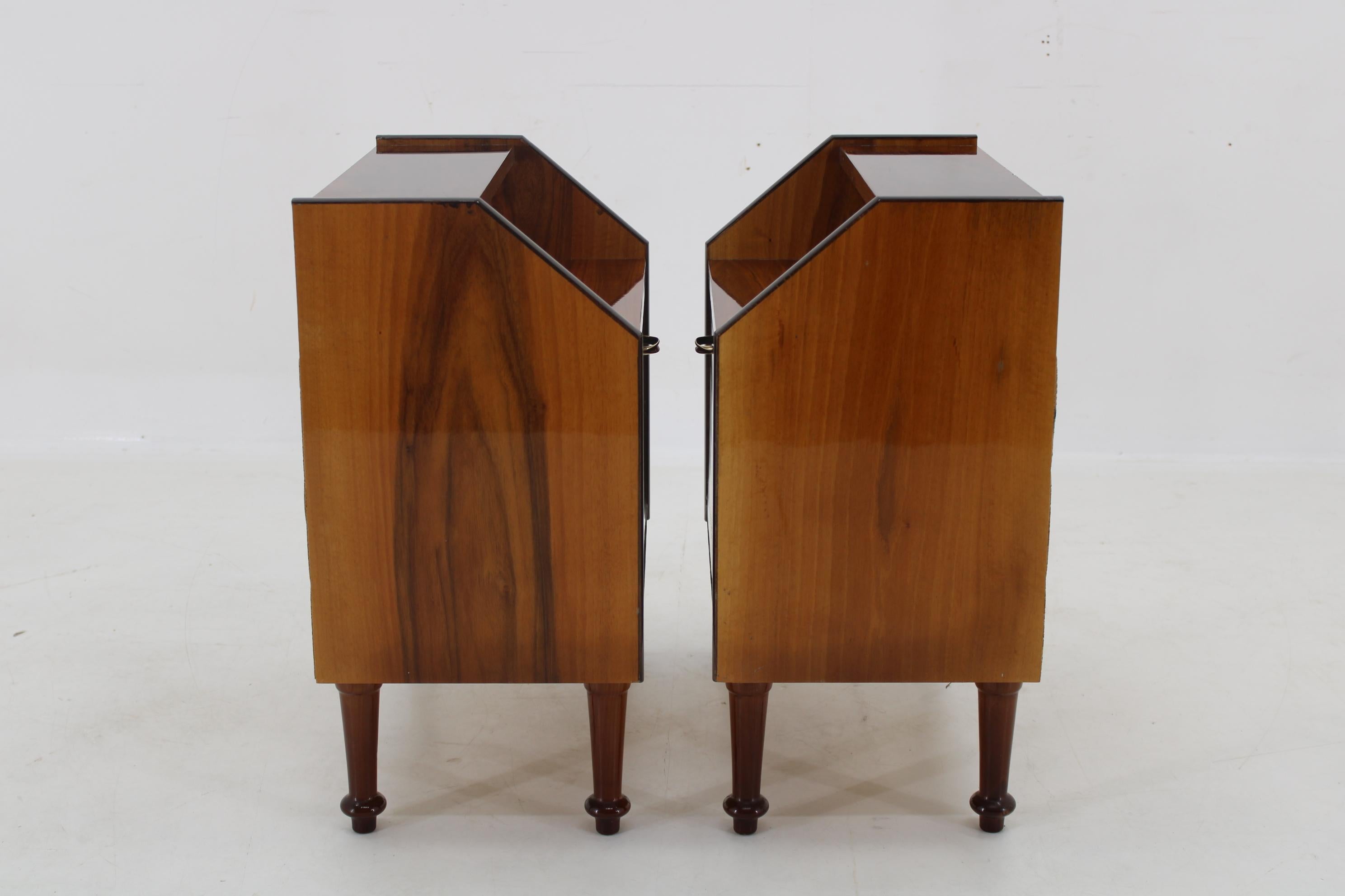 Mid-20th Century 1960s Pair of Nightstands in Walnut Finish, Italy For Sale