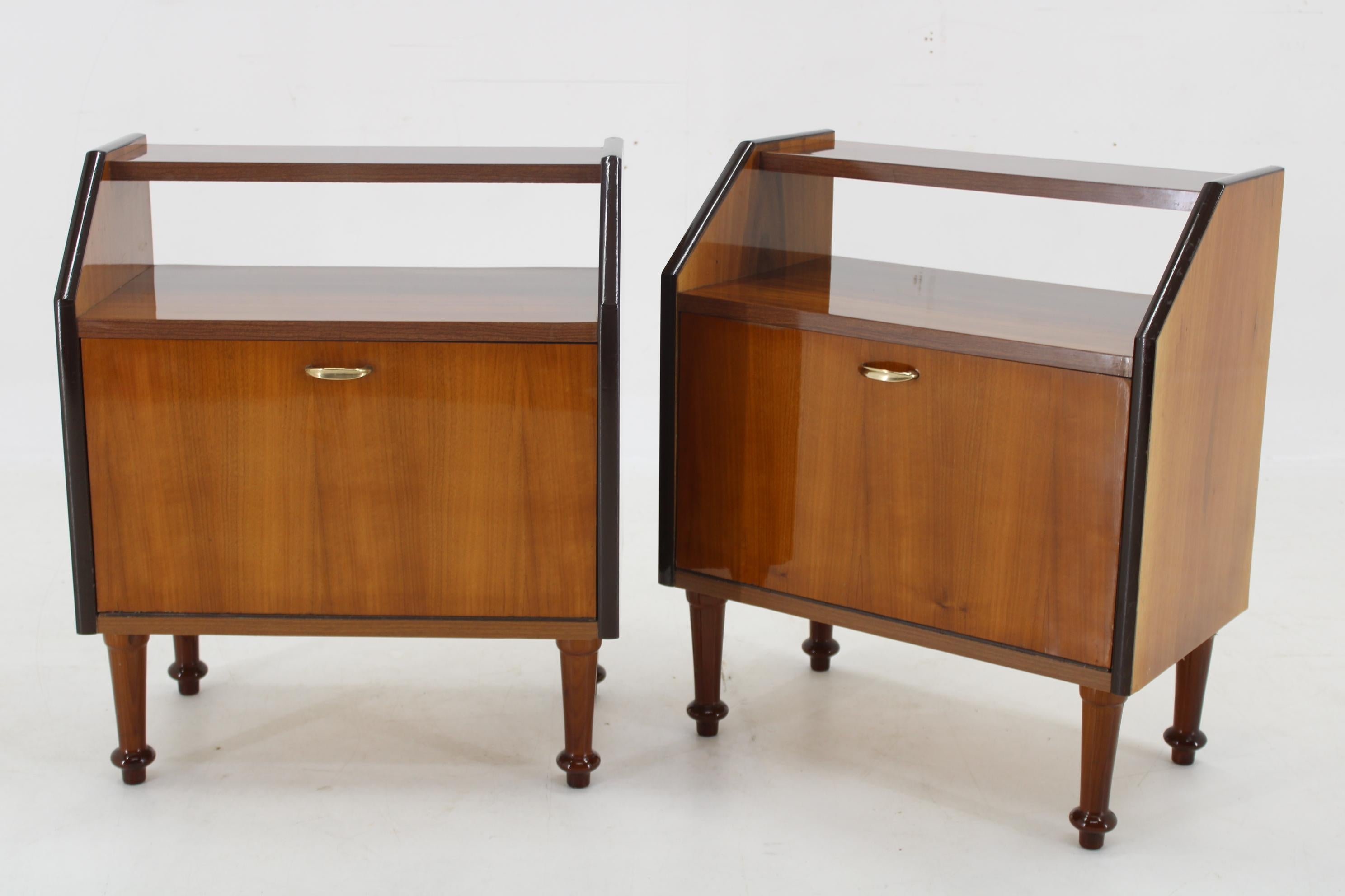 Wood 1960s Pair of Nightstands in Walnut Finish, Italy For Sale