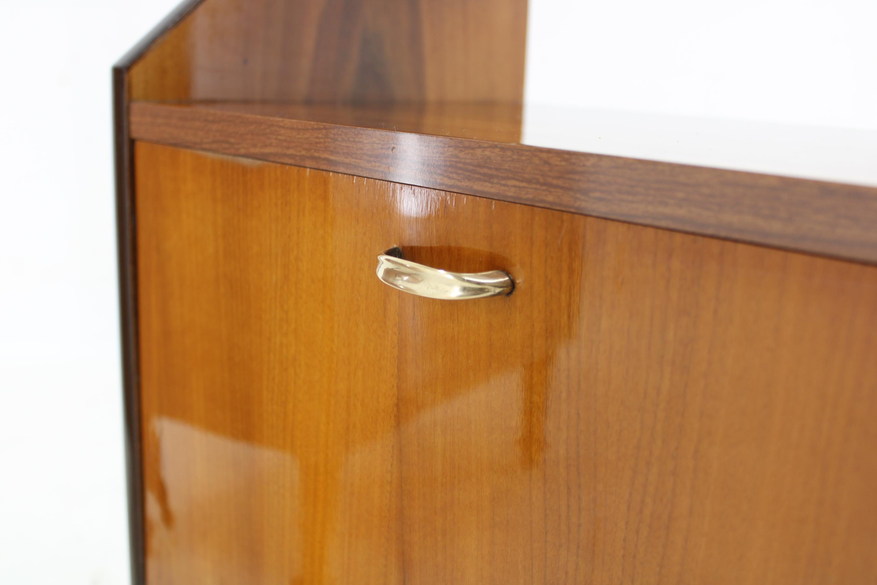 1960s Pair of Nightstands in Walnut Finish, Italy For Sale 1