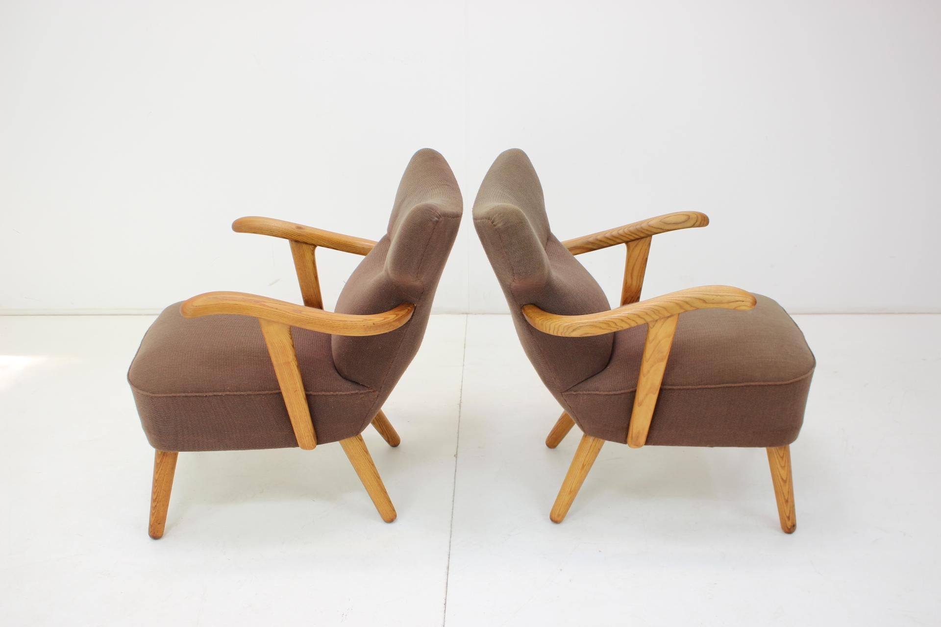 Rare paire de fauteuils en chêne des années 1940 par Krasna Jizba, Tchécoslovaquie Bon état - En vente à Praha, CZ