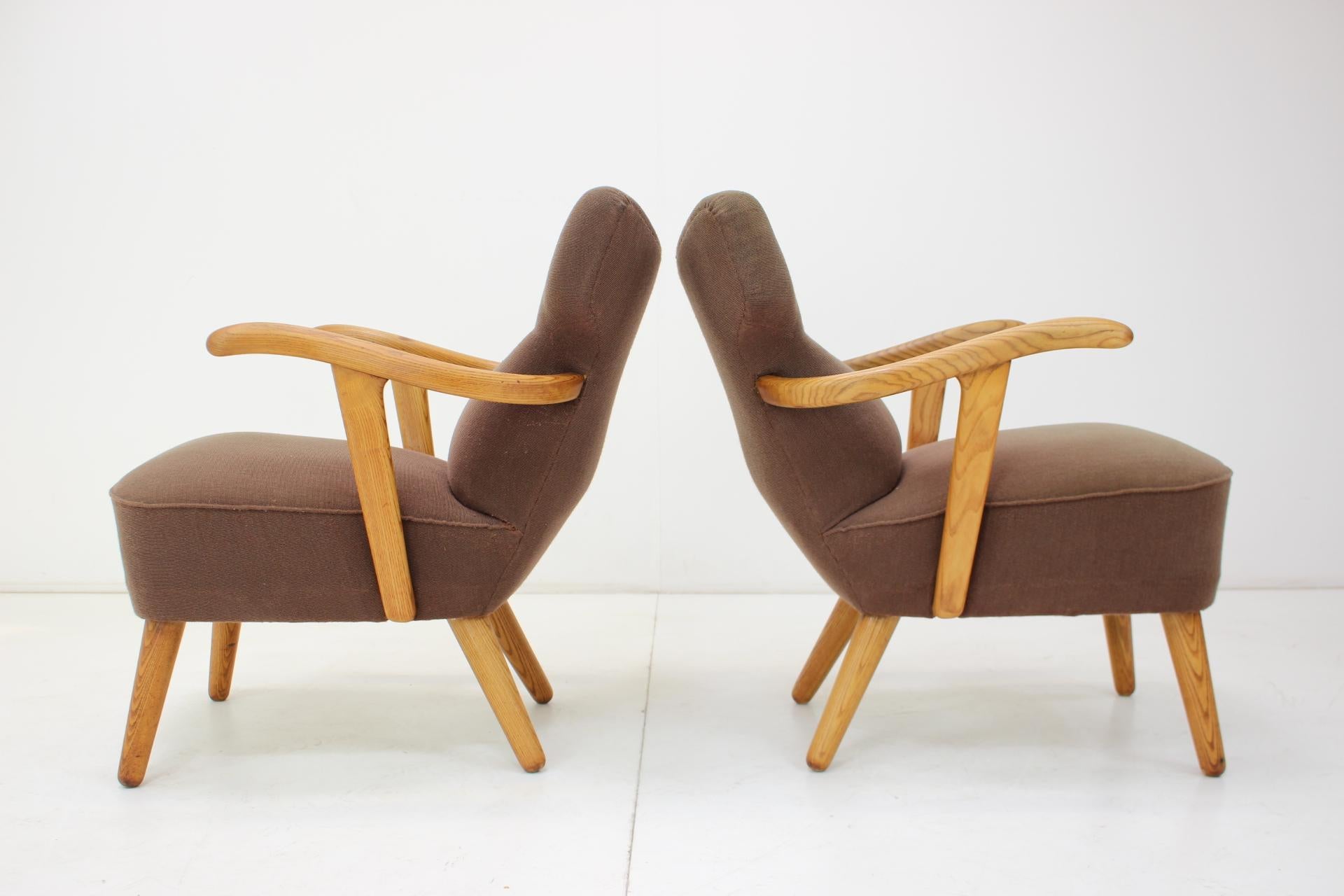 Milieu du XXe siècle Rare paire de fauteuils en chêne des années 1940 par Krasna Jizba, Tchécoslovaquie en vente