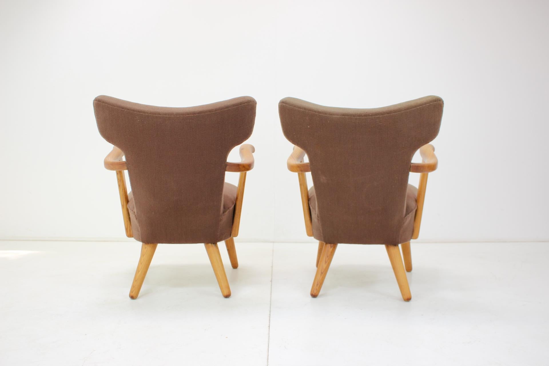 1940s Rare Pair of Oak Armchairs by Krasna Jizba, Czechoslovakia For Sale 1