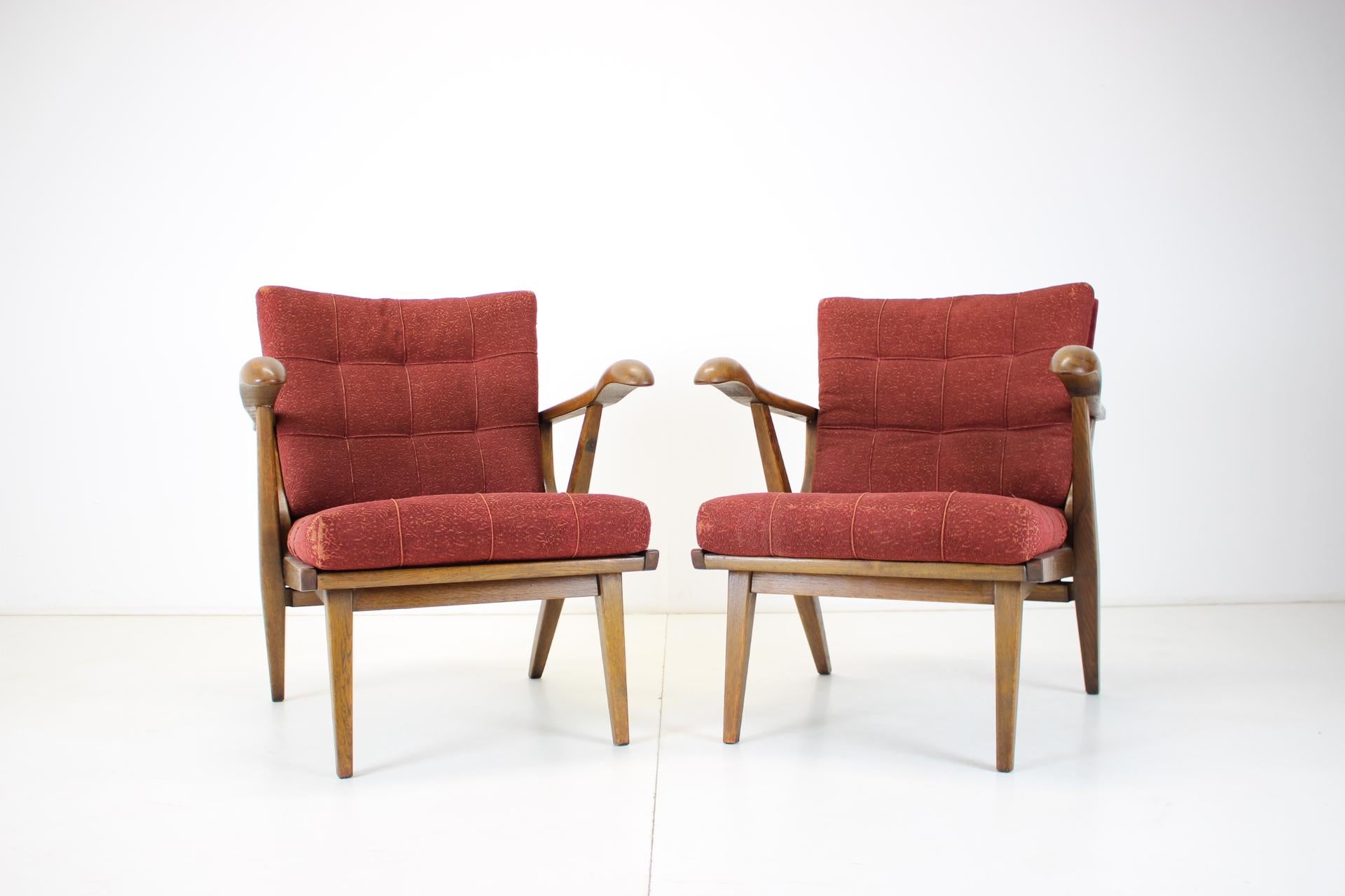 -Good original condition
-Wooden parts partially restored.
-Made of oak.
-Back part under upholstery newly covered with cloth.
-Can be upholstered according to your requirements.
