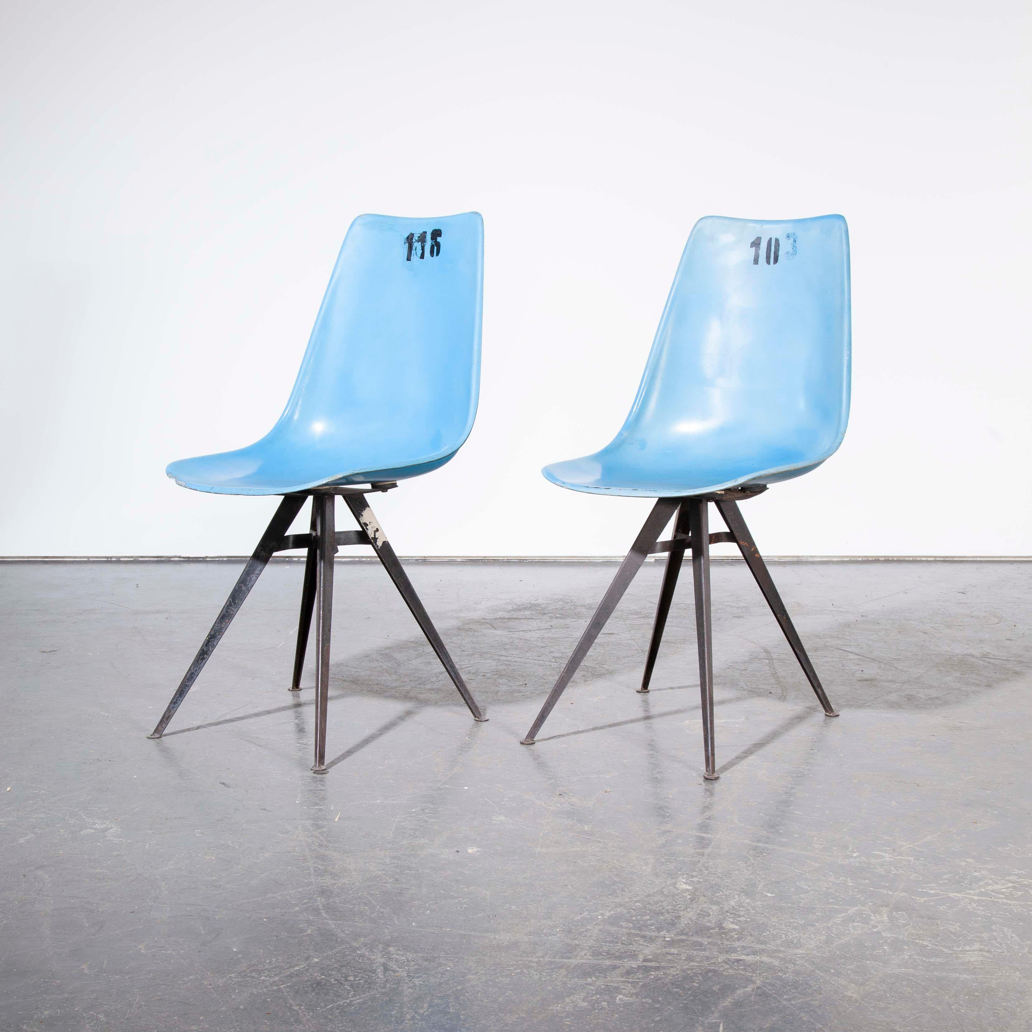 1960s Pair of Original Blue Fiberglass Side / Dining Chairs For Sale 2