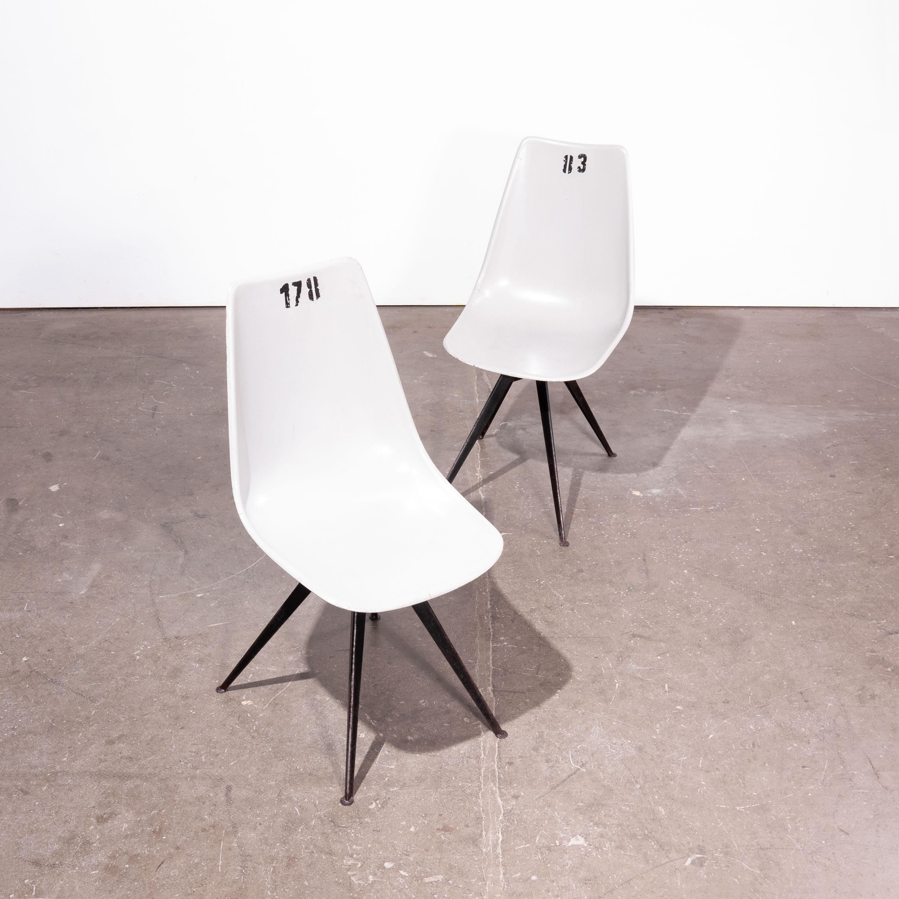 Mid-Century Modern Paire de chaises d'appoint/de salle à manger originales en fibre de verre grise des années 1960 en vente