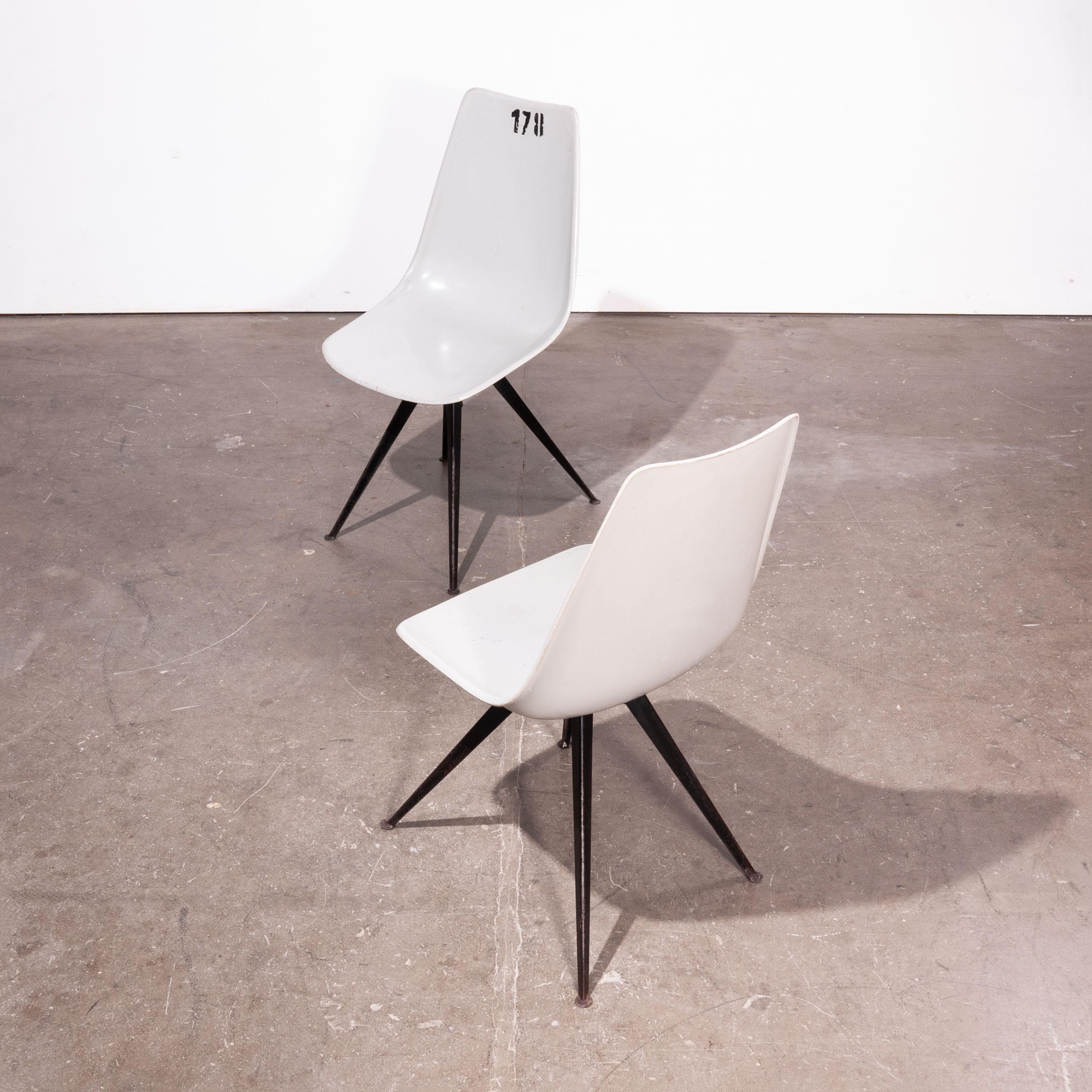 Milieu du XXe siècle Paire de chaises d'appoint/de salle à manger originales en fibre de verre grise des années 1960 en vente