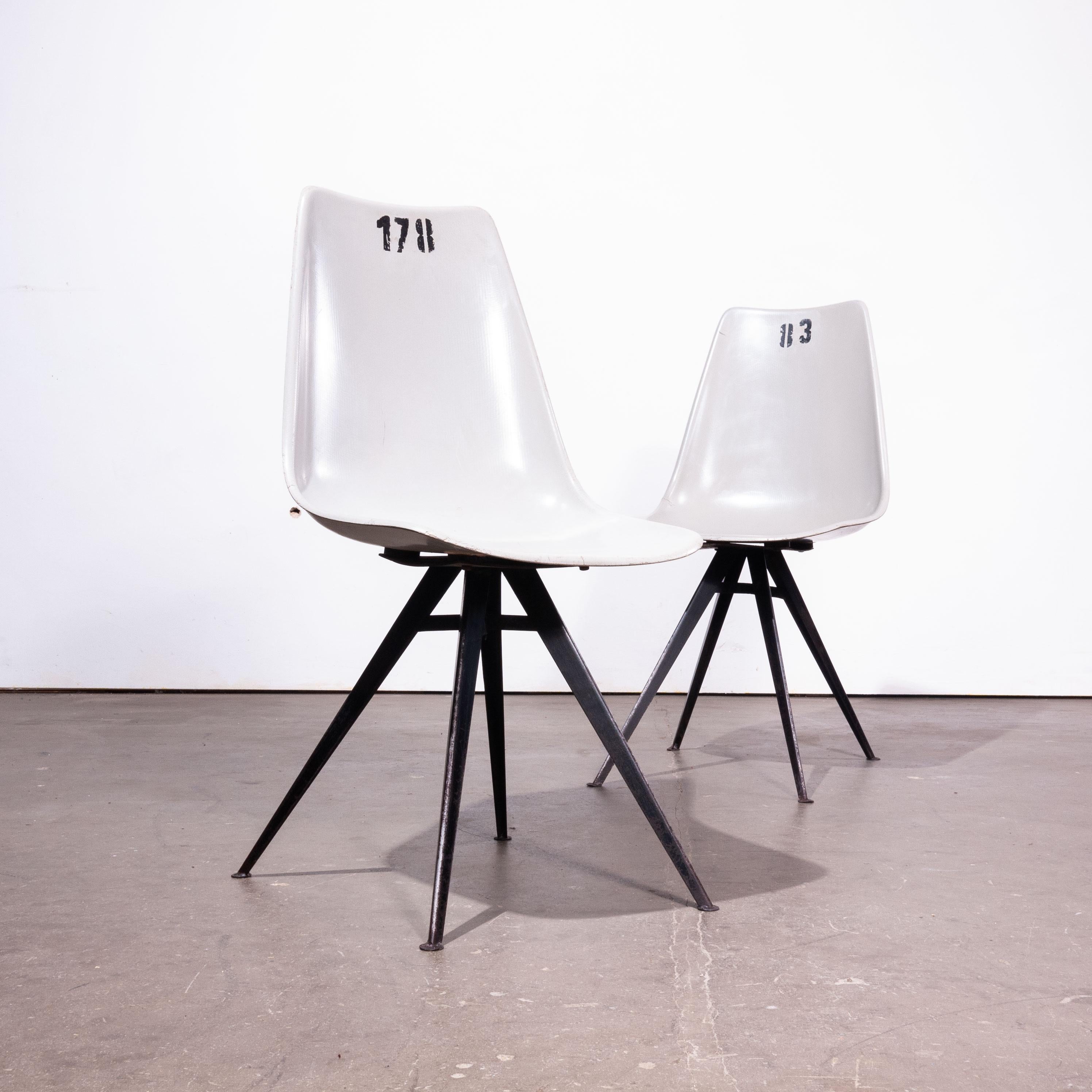 Paire de chaises d'appoint/de salle à manger originales en fibre de verre grise des années 1960 en vente 1