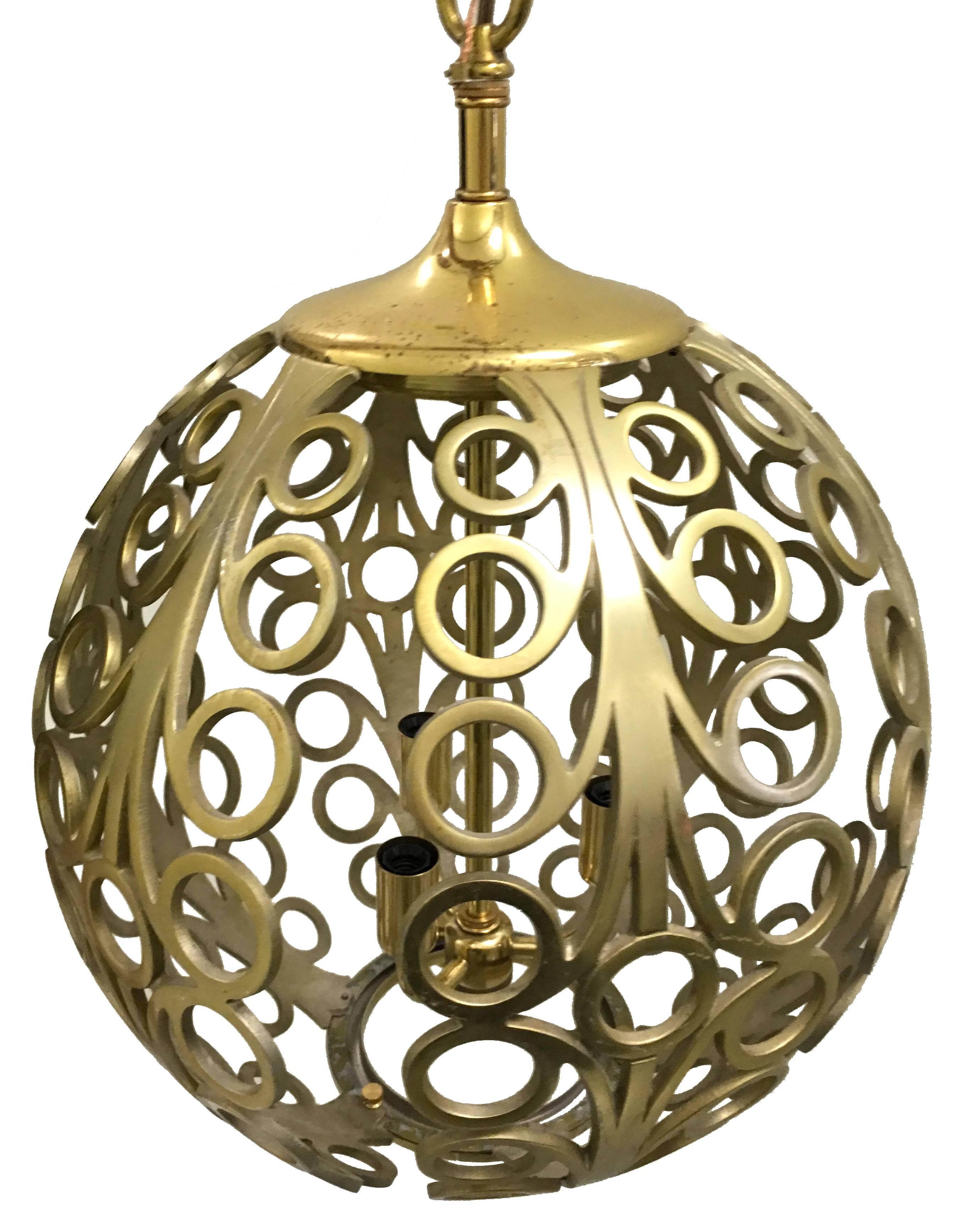 Mid-Century moderno Coppia di luci a sospensione geometriche in ottone traforato del 1960 in vendita