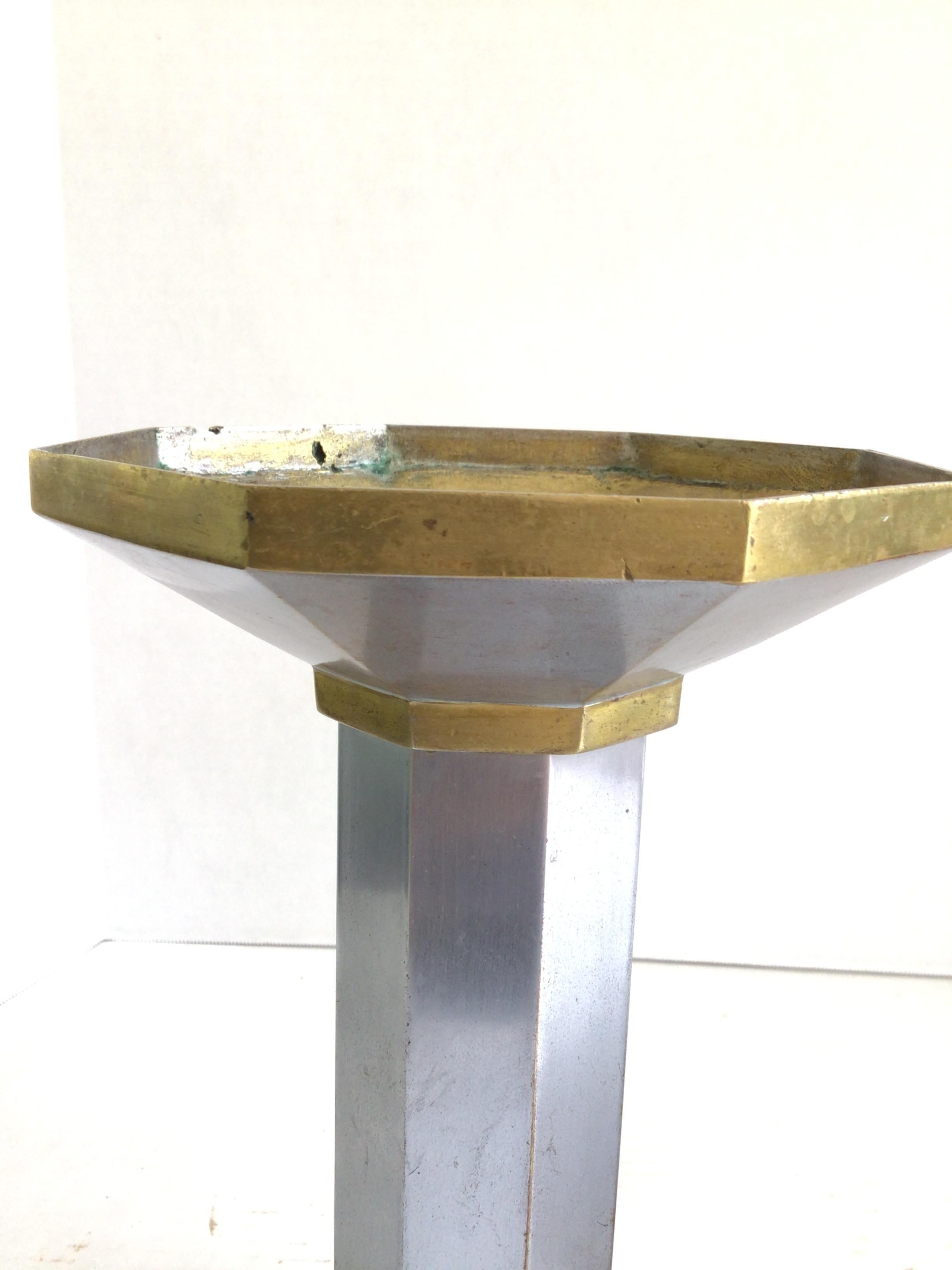 Metà XX secolo Coppia di portacandele da chiesa in alluminio e ottone lucido del 1960 in vendita